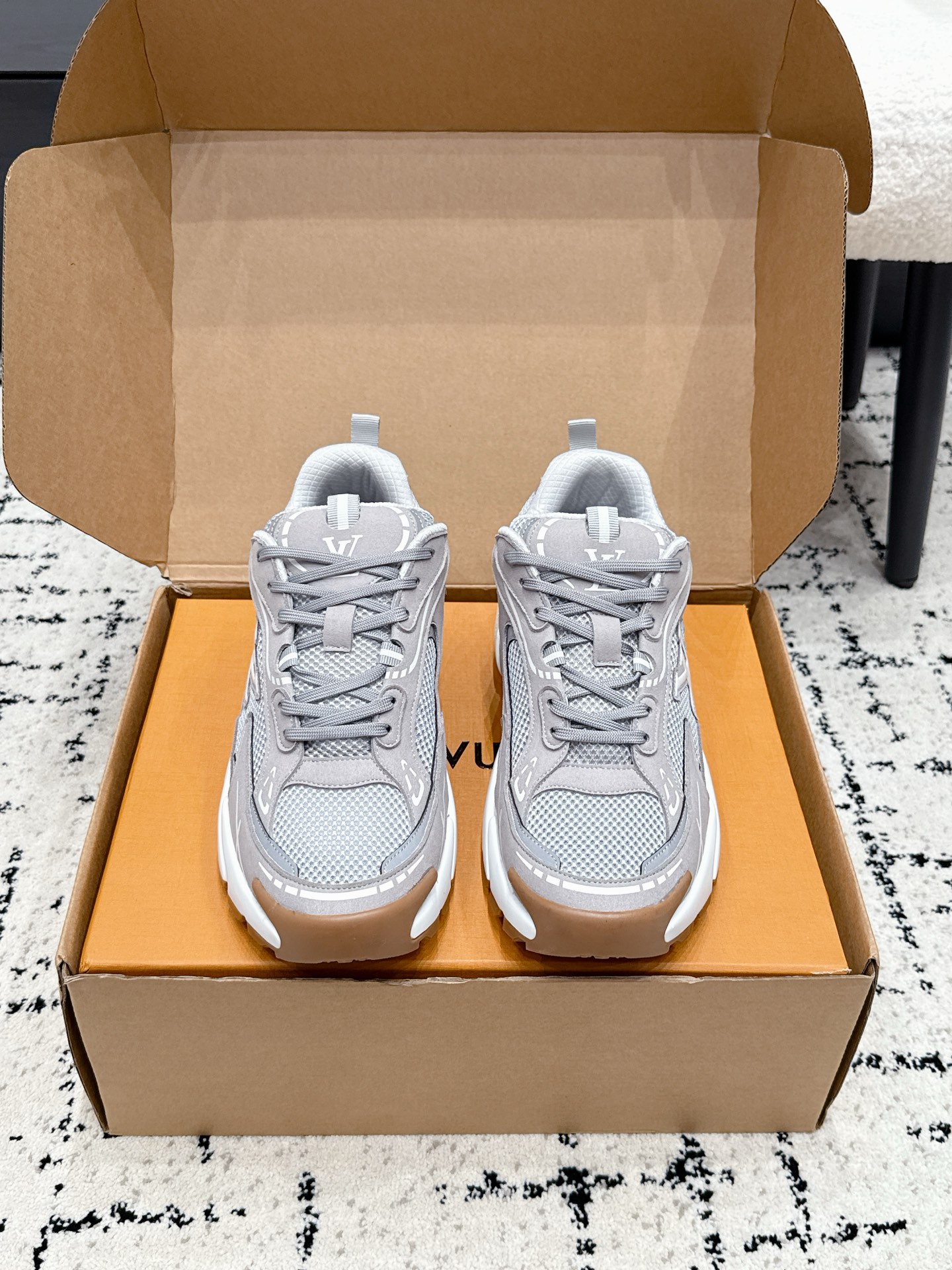 NO:815402,#Men's Top Version LV Louis Vuitton 26/ Donkey Brand L Family Tatic Series Casual Sports Shoes Running Shoes Dad Shoes LV Tatic Runner sneakers draw inspiration from the running shoes of the 1990s and set off a new trend of sports aesthetics. Mesh and technical materials create a refined upper, and the LV letters give off a bright color and dynamic atmosphere. The light and resilient outsole brings an all-day comfortable wearing experience, and is embellished with the Vuitton logo.  The delivery counter is exquisitely packaged. The fabric is original imported suede leather + breathable mesh. The inner lining is original customized breathable mesh. The sole is original molded two-color TPU combination bottom. Size: men's 39-45 (customized 44/55), casual shoes/sports shoes, louis vuitton, louis vuitton, louis vuitton, louis vuitton, sneakers19860909#男款 顶级版本 LV路易威登 26/ 驴牌L家Tatic系列 休闲 运动鞋 跑步鞋 老爹鞋 LV Tatic Runner 运动鞋向 1990 年代的跑鞋汲取灵感,再掀运动美学新风潮.网眼和科技材质共筑精致鞋面,LV 字母焕现鲜明色彩与动感气息.轻盈回弹的外底带来全天候的舒适穿着体验,更有 Vuitton 标识点缀其上 配送专柜精美包装 面料原版进口绒面皮革+透气网眼 内里原版定制透气网里 鞋底原版开模双色TPU组合底 Size:男款39-45（44/55定制）,休闲鞋/运动鞋,louis vuitton,louis vuitton,louis vuitton,louis vuitton,sneakers,Women's Shoes