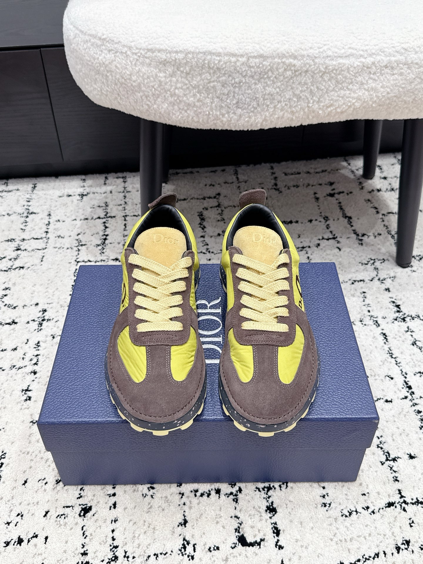 NO:815420,#Men's Top Version Dior Dior Squash Series 26/ Thick-soled Casual Squash Sneakers This Dior Squash sneaker, carefully designed by Jonathan Anderson, adopts an everted stitching structure on the upper, showing a distinct modern style, which is both comfortable and fashionable, highlighting Dior  The workshop's exquisite shoe production technology. Soft and breathable suede cow leather is paired with durable nylon and lightweight soles. The comfortable and versatile design can enhance the style of various styles. The delivery counter is exquisitely packaged. Fabric: Original custom imported first-layer cowhide. Customized imported sheepskin/mesh lining. Outsole is made of original molded non-slip rubber. Size:  Men's 39-46 (45.46 fixed), casual shoes/sports shoes, dior, dior, sneakers, cowhide, sheepskin19860909#男款 顶级版本 Dior迪奥Squash系列 26/ 厚底 休闲 壁球 运动鞋 这款乔纳森·安德森 (Jonathan Anderson) 精心设计的 Dior Squash 运动鞋采用鞋面外翻式缝合结构,展现鲜明的现代风范,既舒适又时尚,彰显 Dior 工坊精湛的鞋履制作工艺.柔软和透气的绒面牛皮革搭配经久耐用的尼龙和轻盈鞋底,舒适百搭的设计可为各式造型提升格调,配送专柜精美包装 面料:原版定制进口头层牛皮 内里定制进口羊皮/网里 大底原版开模防滑橡胶材质 Size : 男款39-46（45.46定）,休闲鞋/运动鞋,dior,dior,sneakers,cowhide,sheepskin,Women's Shoes