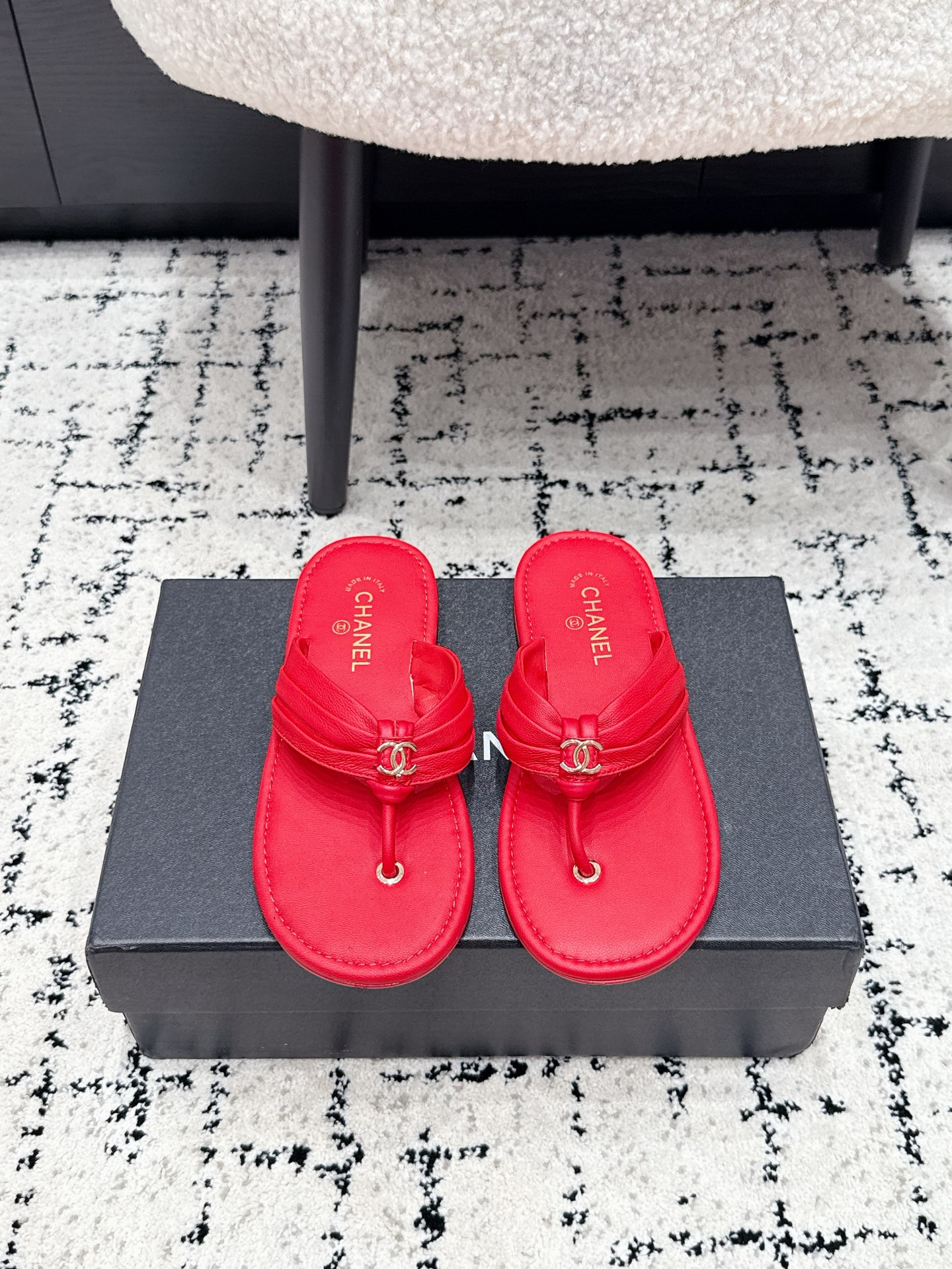 NO:815396,Chane* 26/ Early spring new flat flip-flops. A classic model that is instantly recognizable, Chanel’s elegant DNA is engraved into every detail. The iconic double C logo is embellished on the toe, which is low-key and noble. Whether it is a daily outing or a vacation, the foot will have its own atmosphere of a wealthy daughter. The details are directly ecstatic!  The brand embossing on the footbed, the exquisite hardware logo, and the delicate workmanship all demonstrate Chanel's top quality, and even the details can withstand scrutiny. Fabric cowhide leather lining leather outsole genuine leather outsole size 35-42 (40 41 42 customized non-returnable), split-toe shoes, chanel, chanel, cowhide, Leather soles19860909Chane* 26/ 早春新款平底人字拖 一眼沦陷的经典款,把香奈儿的优雅DNA刻进了每一处细节.标志性的双C logo点缀在鞋头,低调又显贵,不管是日常出街还是度假出行,上脚就是自带氛围感的富家千金感. 细节控直接狂喜！鞋床的品牌压印、精致的五金logo、细腻的做工,每一处都彰显着香奈儿的顶级质感,哪怕是细节处都经得起推敲. 面料牛皮 内里牛皮 大底真皮大底 size35-42（40 41 42定制不退换）,分趾鞋,chanel,chanel,cowhide,Leather soles,Women's Shoes