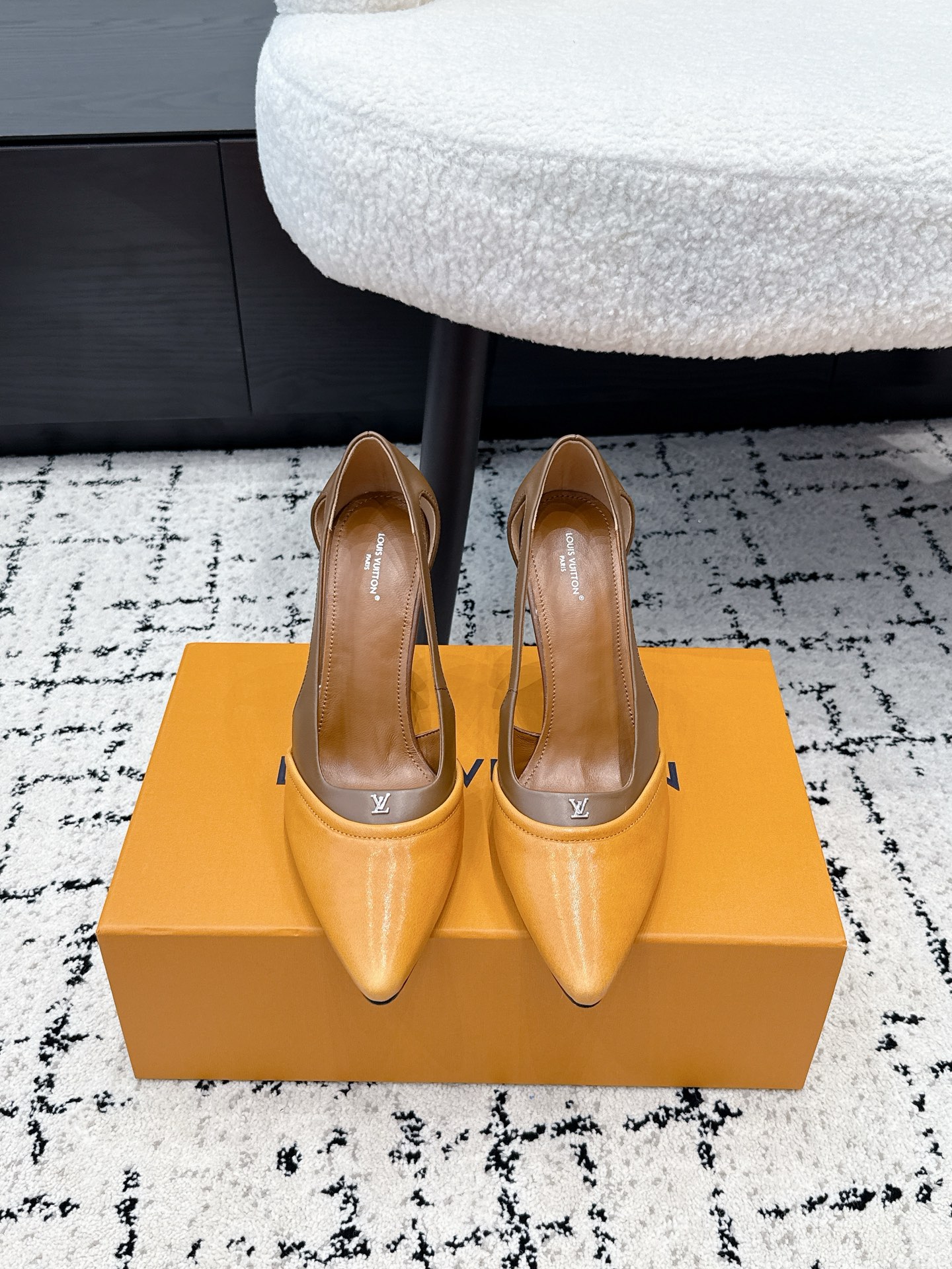 NO:815431,#TOPVERSION LV Varina Series 26/ Spring new high-heeled shoes. The color matching design is very recognizable, yellow suede + brown leather, perfect texture. The thick heel is about 8-10cm, with the LV logo on the heel, full of brand sense. The pointed toe + hollow details are fashionable and breathable, simple and refined, full of high-end feeling, showing elegance ~ super good-looking on the feet, perfect for summer shoes. Imported cowhide on the upper, sheepskin lining on the inside.  Outsole imported genuine leather outsole from Italy, heel height 9cm, Size 35-41 (40.41 custom-made, non-returnable), high-heeled shoes, louis vuitton, high heels, cowhide, sheepskin, chamois leather, Leather soles19860909#顶级版本 LV Varina系列26/ 春季新款高跟鞋 拼色设计超有辨识度,黄色麂皮+棕色皮革,质感满分.粗跟约8-10cm,跟部有LV标志,品牌感十足.尖头+镂空细节,时髦又透气,简约精致,高级感满满,尽显优雅气质～上脚超好看,拉满了夏日美鞋的绝绝子 鞋面进口牛皮 内里羊皮内里 大底意大利进口真皮大底 跟高9cm Size35-41（40.41订做不退换）,高跟鞋单鞋,louis vuitton,high heels,cowhide,sheepskin,chamois leather,Leather soles,Women's Shoes