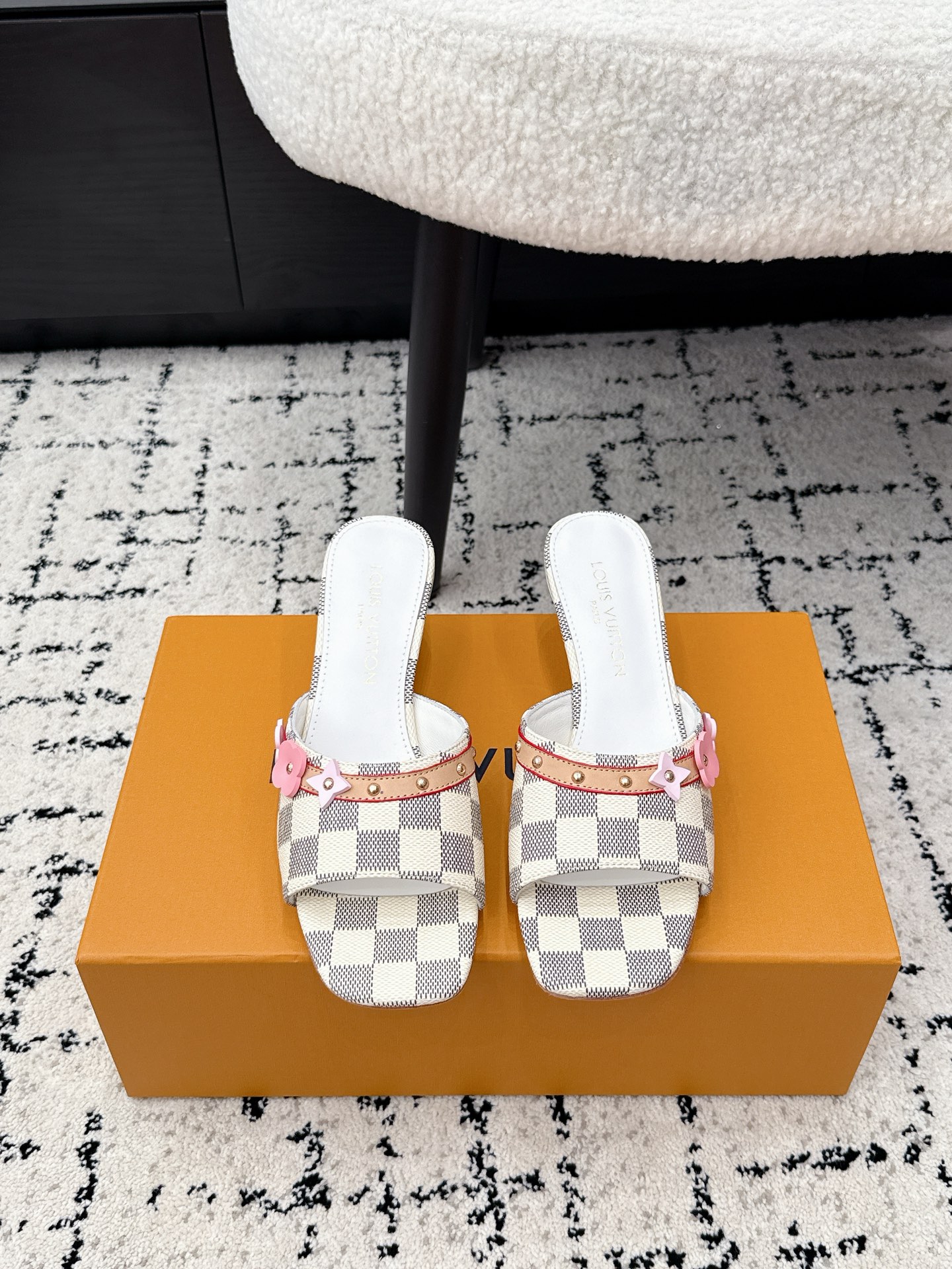 NO:815439,# Top Version LV Louis Vuitton 26/ Spring and Summer New Style Same as the original version. The counter specializes in the latest slippers. Hard goods are new. Purchasing level!  Full of high-end feel!  A popular model among bloggers at home and abroad, it’s retro and fashionable, and your feet look stunning!  The official website's main recommendation★ Fabric original cowhide fabric, imported sheepskin lining, outsole original Italian leather outsole Size35-41 (40-41 fixed), slippers, louis vuitton, louis vuitton, slippers, cowhide, sheepskin, Leather soles19860909#顶级版本 LV 路易威登 26/ 春夏新款 原版一致 专柜主打最新款拖鞋 硬货上新 代购级别！高级感十足！国内外博主刷爆的一款,复古又时髦 上脚美炸了！官网主推款★ 面料原版牛皮面料 内里进口羊皮里 大底原版意大利真皮大底 Size35-41（40 41定）,拖鞋,louis vuitton,louis vuitton,slippers,cowhide,sheepskin,Leather soles,Women's Shoes