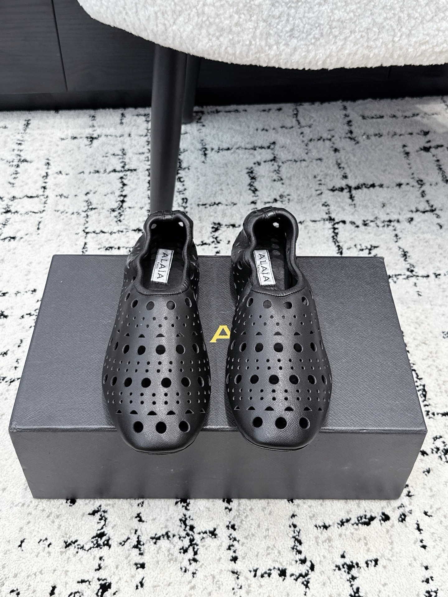 NO:815368,Alaia 26/ Summer new hollow hole shoes  High-end French light luxury style, full of lazy and relaxed feeling, selected fine suede leather, soft and skin-friendly, high-end texture, exquisite large and small dot hollow design, breathable and not stuffy, built-in lazy and casual filter, soft elastic shoe shape fits the foot shape, long-lasting wear  Tired feet, one-leg design for lazy people, super worry-free daily wear with different styles, different styles can be easily controlled, whether jeans, suit pants, or pleated skirts, it can upgrade your outfit to fashion, elegance and excellence  Fabric Sheep Suede Leather Lining Sheepskin Outsole Original customized outsole Size35-42 (customized 40 41 42), single shoes, alaia, skirts, jeans, business suit, sheepskin19860909Alaia 26/ 夏季新款 镂空洞洞鞋 高定法式轻奢风,慵懒松弛感拉满,甄选细腻反绒皮,软糯亲肤,质感高级,精致大小圆点镂空设计,透气不闷脚,自带慵懒随性滤镜,软弹鞋型贴合脚型,久穿不累脚,一脚蹬懒人设计,日常穿搭超省心配上不同款式,不同风格都能轻松驾驭,无论牛仔裤,西装裤,还是百褶裙,都能将你的穿搭提升到时尚,优雅和卓越之中 面料羊反绒皮 内里羊皮 大底原版定制大底 Size35-42（40 41 42定制）,单鞋,alaia,skirts,jeans,business suit,sheepskin,Women's Shoes