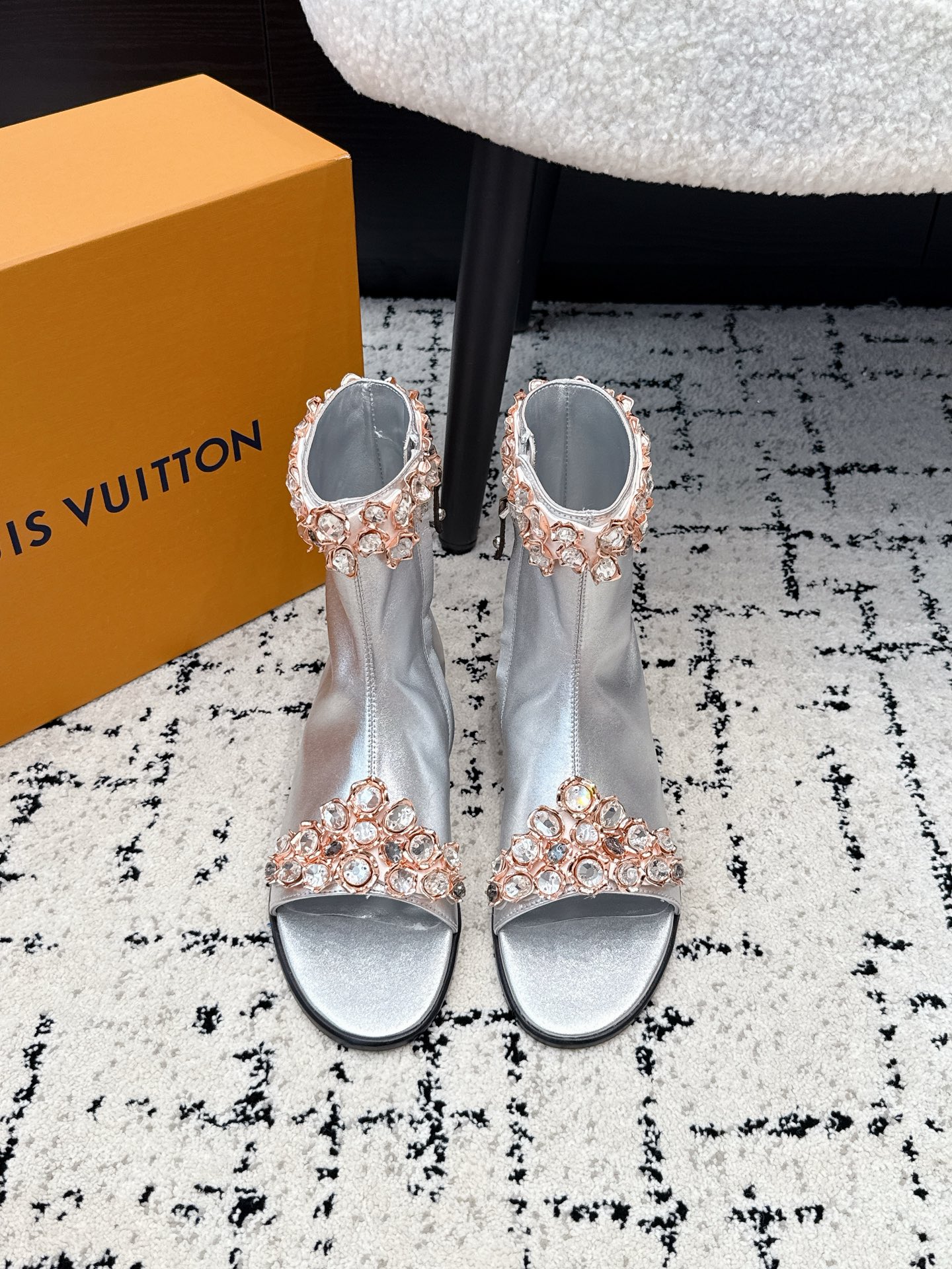 NO:815426,LV Louis Vuitton 26/ TALISMAN rhinestone open-toe ankle boots. Who knows!  This pair of LV silver boots are so beautiful that they are speechless. They are made of genuine cowhide, soft and crisp, with metallic silver color and heavy rhinestone embellishment. The blingbling has its own flash effect. The open-toe design lengthens the leg line. The short boot version modifies the ankle and transforms into a cartoon leg in seconds. The big-name texture is visible to the naked eye. Wear it and you will be the focus of the audience. The fabric is original high-customized cowhide. The lining is imported sheepskin. The outsole is original imported genuine leather outsole.  Size35-41 (40, 41 customized), boots, louis vuitton, louis vuitton, boots, cowhide, sheepskin, Leather soles19860909LV 路易威登 26/ TALISMAN 水钻露趾及踝靴 谁懂啊！这双LV银靴美到失语,真皮牛皮材质,软糯又挺括,金属银配色+重工水钻点缀,blingbling自带闪光灯效果,露趾设计拉长腿部线条,短靴版型修饰脚踝,秒变漫画腿,大牌质感肉眼可见,穿上它,你就是全场焦点 面料原版高定制牛皮 内里进口羊皮里 大底原版进口真皮大底 Size35-41（40、41定制）,靴子,louis vuitton,louis vuitton,boots,cowhide,sheepskin,Leather soles,Women's Shoes