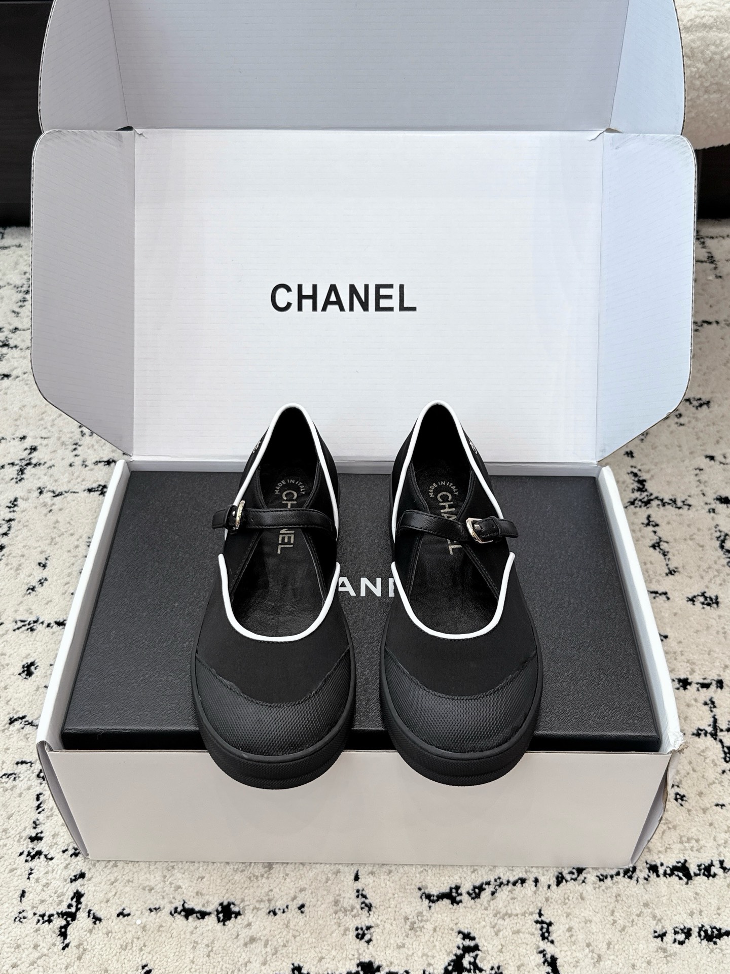 NO:816883,Chane* 26/ Spring and summer new canvas color-blocked Mary Jane shoes. Mary Jane shoes with elegant filters are a versatile style that can't go wrong in the shoe cabinet. The design adopts a classic one-word buckle design, with contrasting toe embellishments, which has a retro college style, simple and recognizable. The low-top and shallow-mouth version can quietly elongate the leg line, and with the buckle design, you don't have to worry about the heel falling off when walking, making it comfortable and secure for daily wear.  The details also show texture, the buckle design is exquisite and practical, the contrasting lines are neat and clean, there are no unnecessary fancy decorations, it is low-key and stylish. The fabric is original canvas, leather lining, TPU outsole, size 35-41 (customized sizes 40 and 41 are not returnable), Mary Jane, chanel, mary jane, cowhide19860909Chane* 26/ 春夏新款帆布拼色玛丽珍鞋 自带优雅滤镜的玛丽珍鞋,是鞋柜里不会出错的百搭款.设计上采用经典的一字带扣设计,加上撞色鞋头的点缀,自带复古学院风,简约又有辨识度.低帮浅口的版型,能悄悄拉长腿部线条,搭配扣带设计,走路时也不用担心掉跟,日常穿舒适又安心. 细节处也尽显质感,带扣的设计精致又实用,撞色线条利落干净,没有多余的花哨装饰,低调又有格调. 面料原版帆布 内里牛皮 大底TPU大底 size35-41码（40、41码定制不退换）,玛丽珍,chanel,mary jane,cowhide,Women's Shoes
