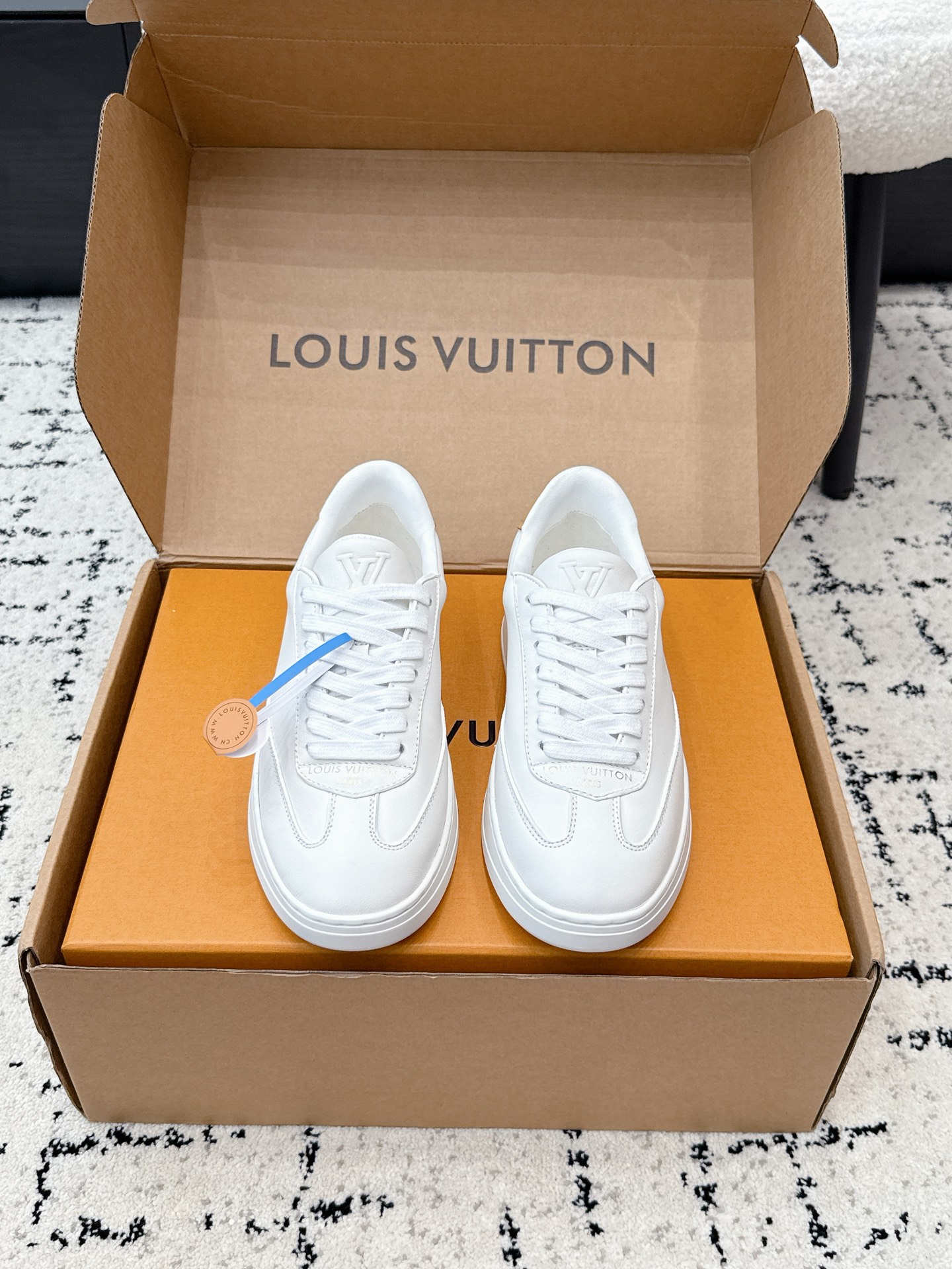 NO:815378,#男LVLV Louis Vuitton 26/ BEVERLY HILLS series casual thick sole white shoes sneakers This Beverly Hills sneakers are made of soft cow leather with Monogram printing, creating an elegant upper. The rubber outsole is thick yet light, embellished with the Louis Vuitton logo embossing. The padded insole and technical lining once again upgrade the comfortable experience. The delivery counter is exquisitely packaged, the fabric is original custom-made imported calfskin, and the lining is imported cowhide.  Outsole original molded IP foam sole, sole thickness 3CM Size#35-45 (40 for women and 45 for men, custom-made and non-returnable), casual shoes/sports shoes, louis vuitton, louis vuitton, sneakers, cowhide19860909#男 LV路易威登 26/ BEVERLY HILLS系列 休闲 厚底 小白鞋 运动鞋 本款 Beverly Hills 运动鞋为柔软牛皮革描摹经 Monogram 印花,塑造优雅鞋面.橡胶外底厚实而不失轻盈,其上点缀路易威登标识压纹.加衬内底和科技内衬再度升级舒适体验.配送专柜精美包装 面料原版定制进口小牛皮 内里进口牛皮里 大底原版开模IP发泡鞋底 底厚3CM Size#35-45（女40 男45定做不退换）,休闲鞋/运动鞋,louis vuitton,louis vuitton,sneakers,cowhide,Women's Shoes