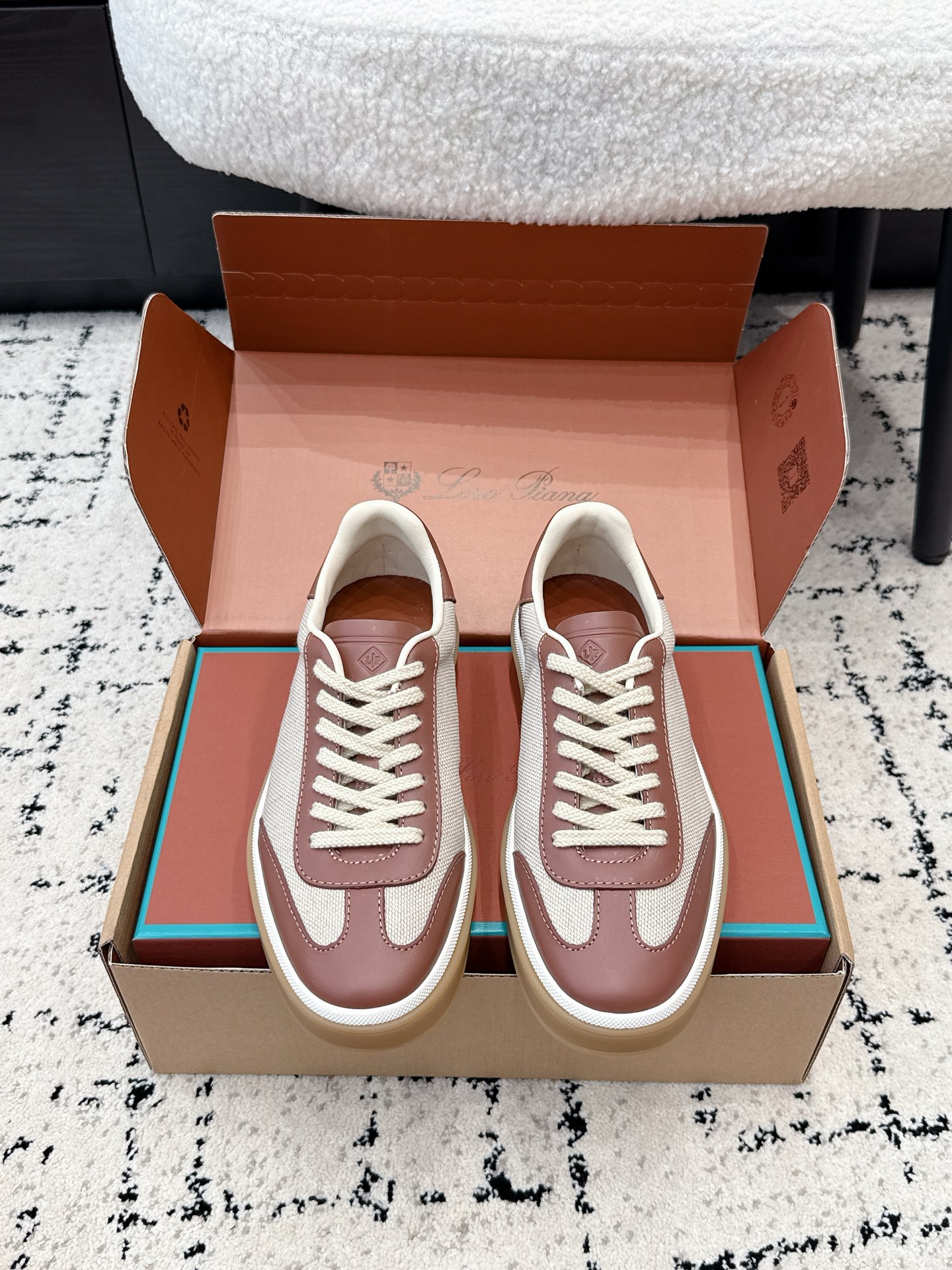 NO:816673,Guan produced purchasing agent #couple model Loro Piana 26ss latest Tennis walk series moral training shoes casual shoes original purchase development and production  This new suede mesh features an ultra-low-top design for year-round wear. Covered soles create a relaxed, glamorous color combination that harmoniously blends functionality with understated style. The ideal shoe for urban attire. Soft calf tongue with Kummel insert at heel, logo-embossed cotton lace upper, split suede sole Rubber-lined calfskin Beautiful packaging at delivery counter Fabric Original custom first-grain cowhide Custom calfskin lining  Outsole original molded non-slip rubber material, sole thickness 3CM Size35-44, casual shoes/sports shoes, loro piana, sneakers, cowhide19860909莞产代购级 #情侣款 Loro Piana 26ss最新 Tennis walk系列 德训鞋 休闲鞋 原版购入开发 做货 这款新款绒面革网采用超低帮设计,适合全年穿着.包边鞋底营造轻松迷人的色彩组合,将功能性与低调个性风格和谐融合.打造都市着装的理想鞋履选择.鞋跟处饰以Kummel色嵌片柔软小牛舌,压印徽标棉质鞋带鞋面,牛剖层绒面革鞋底 橡胶衬里小牛皮 配送专柜精美包装 面料原版定制头层牛皮 内里定制小牛皮里 大底原版开模防滑橡胶材质 底厚3CM Size35-44,休闲鞋/运动鞋,loro piana,sneakers,cowhide,Women's Shoes