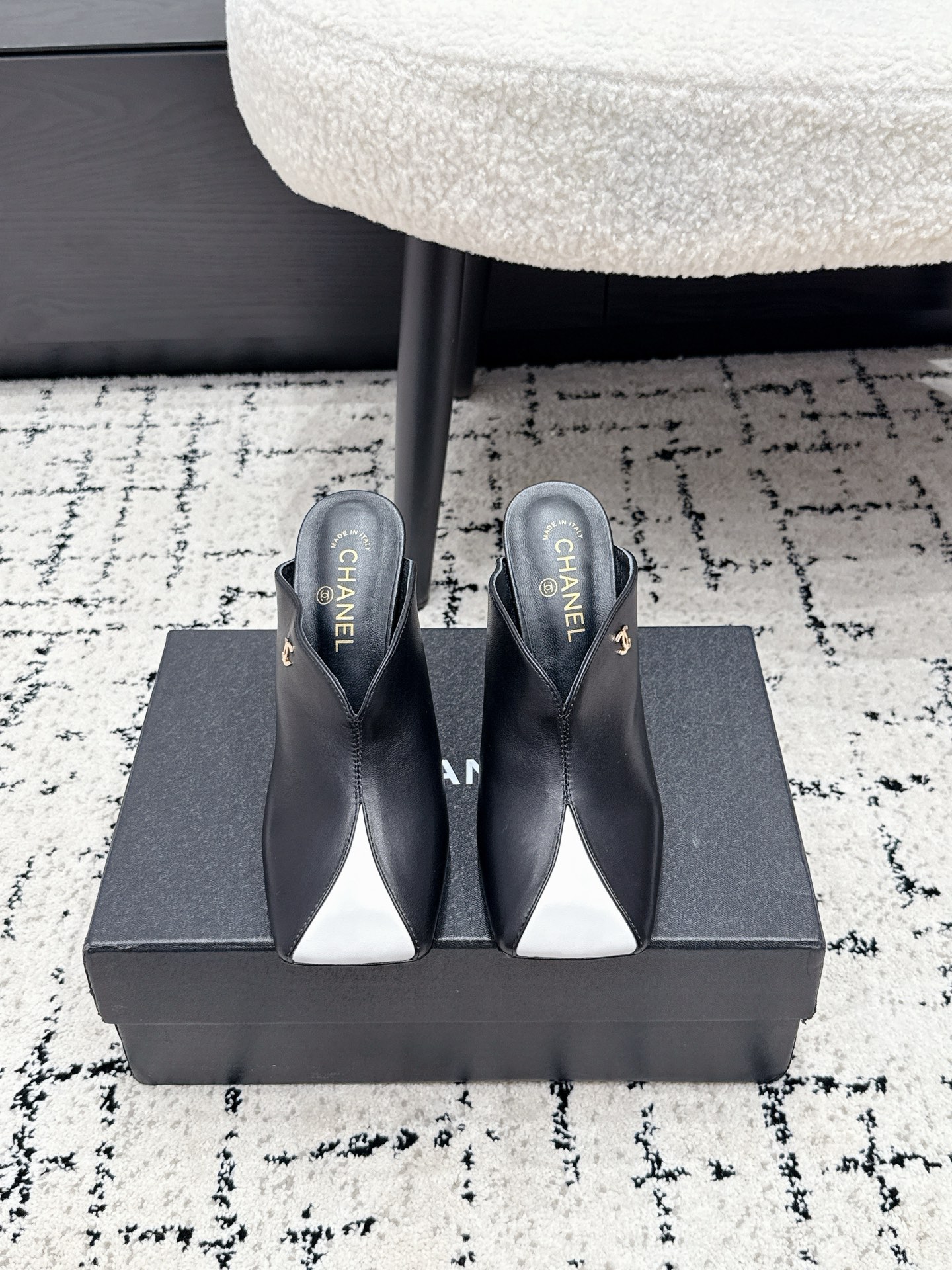 NO:816830,CHANE*26/ Summer new square-toe high-heeled shoes are designed with a neat square-toe silhouette and clean lines. The splicing and embossed details of the shoe body present different textures of simplicity and retro elegance respectively. The brand logo is printed on the inside of the shoe, which low-key highlights the brand style and is suitable for different wearing scenarios.  The matching is extremely adaptable, whether it is paired with suit pants to create a smart commuting look, or paired with a dress to create an elegant temperament, or paired with jeans to create a casual and relaxed look, it can be easily controlled. It is an excellent item to enhance the texture in daily wear. The fabric is original custom-made environmentally friendly mixed sheepskin/first-layer cowhide, sheepskin lining, outsole, imported dyed genuine leather outsole from Italy, heel height 9.5cm, size 35-42 (40 41)  42 (customized, non-refundable), half-drag high heels, chanel, high heels, skirts, jeans, business suit, cowhide, sheepskin, Leather soles19860909CHANE*26/ 夏季新款方头 高跟鞋 设计上采用利落的方头廓形,线条干净利落,鞋身的拼接与压纹细节,分别呈现出简约大气与复古贵气的不同质感.鞋内印有品牌标识,低调彰显品牌格调,适配不同穿搭场景. 搭配上适配性极强,无论是搭配西装裤打造干练通勤造型,还是搭配连衣裙演绎优雅气质,或是搭配牛仔裤展现休闲松弛感,都能轻松驾驭,是日常穿搭中提升质感的绝佳单品. 面料原版定制环保混种羊皮/头层牛皮 内里绵羊皮 大底意大利进口透染真皮大底 跟高9.5cm size35-42（40 41 42定制不退换）,半拖高跟鞋,chanel,high heels,skirts,jeans,business suit,cowhide,sheepskin,Leather soles,Women's Shoes