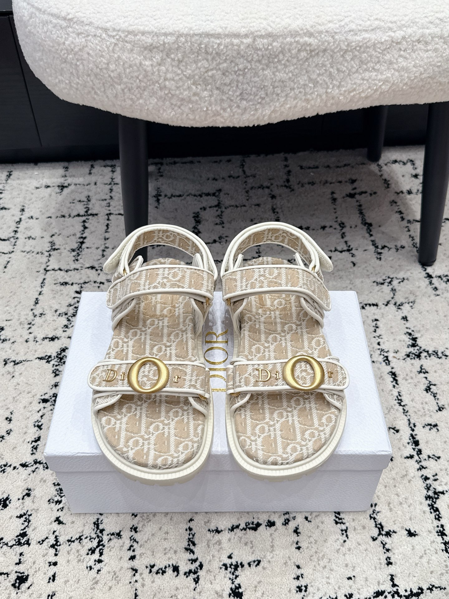 NO:816682,The top version of Dior 26ss spring and summer new double-strap Velcro sandals are the exquisite sandals for lazy people that are just needed in summer. This pair directly welds comfort and luxury together!  The design is completely in line with the aesthetic point of fashion celebrities. The iconic metal buckle and classic elements are embellished with low-key recognition. The design of the back strap takes into account the convenience of putting on and taking off and the stability of the foot. The double-strap Velcro design is suitable for various foot types. Whether it is daily casual style or light French style, it can be easily adapted. It has the relaxed and noble feeling of the same style as the blogger.  In terms of details, the texture is pushed to the extreme. The classic element embellishment instantly enhances the style of the whole pair of shoes, which is low-key and unobtrusive. Original custom-made fabric for the upper, original open-molded TPU outsole, size 35-41 (customized sizes 40 and 41 are not returnable), heel height 3.5cm, slippers, sandals, dior, sandals, slippers19860909顶级版本 Dior 26ss春夏新款双带魔术贴凉鞋 夏日刚需的懒人精致款凉鞋,这双直接把舒适和高级感焊在了一起！设计上完全踩中了时髦星人的审美点,标志性的金属扣和经典元素点缀,自带低调的辨识度,后绊带的设计兼顾了穿脱的便捷性和上脚的稳固感,双带魔术贴的设计更是适配各种脚型,不管是日常休闲风还是轻法式穿搭,都能轻松适配,自带博主同款的松弛贵气感. 细节上更是把质感拉到极致,经典的元素点缀让整双鞋的格调瞬间提升,低调又不张扬. 鞋面原版定制面料 大底原版开模TPU大底 size35-41码（40、41码定制不退换） 跟高3.5cm,拖鞋凉鞋,dior,sandals,slippers,Women's Shoes