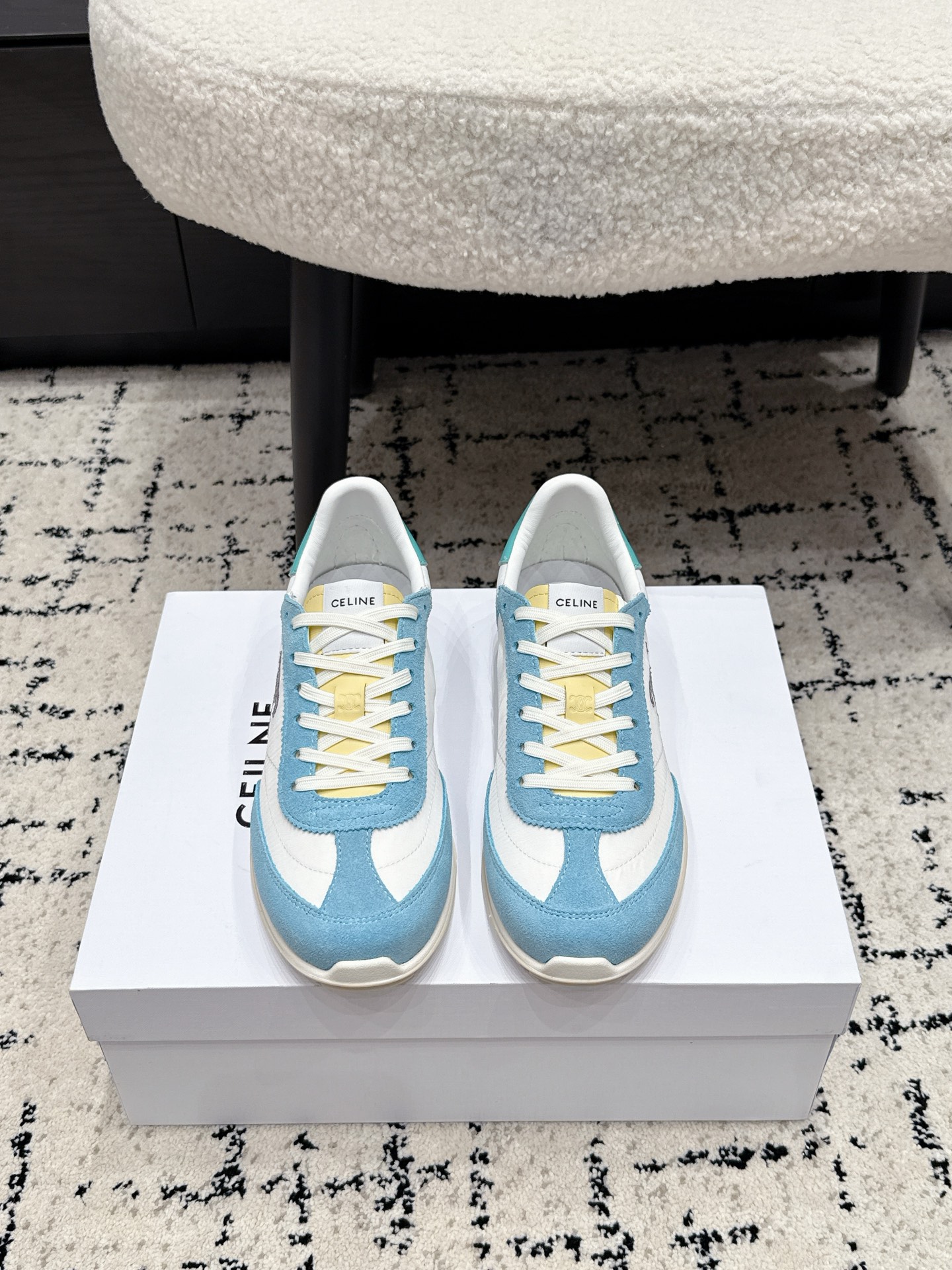 NO:816822,CELINE Celine 26/ Latest Racer Series Forrest Gump Sports Casual Shoes Many celebrity fashion bloggers have cultivated Forrest Gump shoes. The design is classic, timeless, cool and versatile. Whether it is a sports style outfit or a casual outfit for daily outings, it can be perfectly adapted to easily enhance the texture of the overall look. Moreover, the design of this pair of shoes fits the shape of the foot very well, so walking is not tiring. It is also very breathable in spring and summer, and will not make you sweat.  Whether you are going shopping, traveling or exercising, it can be your best match. Upper: High mercerized cowhide stitched with breathable fabric. Lining: Sheepskin lining. Outsole: Original private model outsole Size#35-41 (40.41 custom-made, non-returnable), casual shoes/sports shoes, celine, sneakers, cowhide, sheepskin19860909CELINE 塞琳 26/ 最新款Racer系列 阿甘 运动 休闲鞋 超多明星时尚博主种草 阿甘鞋鞋型设计经典永不过时 酷帅又百搭无论是运动风穿搭 还是日常出街的休闲装,它都能完美适配,轻松提升整体造型的质感 而且这双鞋的设计很贴合脚型,走路不累脚,春夏穿着也很透气,不会闷汗 不管你是去逛街、旅行还是运动,它都能成为你的最佳搭子. 鞋面: 高丝光牛皮拼接透气布 内里: 羊皮内里 大底: 原版私模大底 Size#35-41(40.41定做不退换),休闲鞋/运动鞋,celine,sneakers,cowhide,sheepskin,Women's Shoes