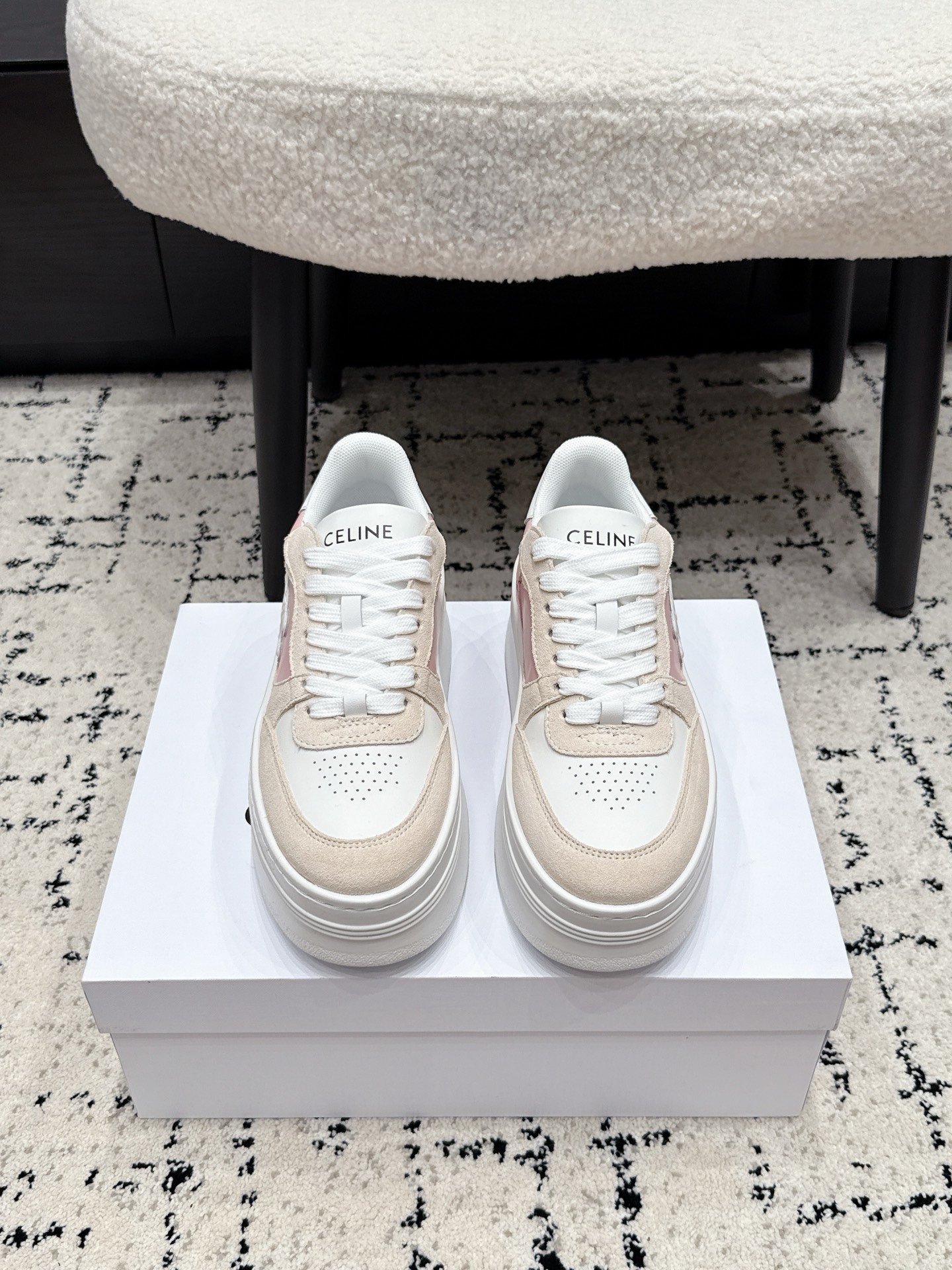 NO:816816,#TOPVERSION CELINE Celine 26/Latest Block Series Lace-Up Thick Sole Casual Sports Shoes Upgraded Version Ultra-Light Eva Outsole TRIOMPHE Leather Patch Instantly Injects Fresh and Feminine Charm into this BLOCK Sports Shoe, I Love It. It can be matched as you like, whether it is flared jeans, skirts or dresses, it can be easily controlled, adding unique charm to your style, making you instantly become a fashionista. The upper is imported cowhide  Original breathable mesh lining, upgraded Eva foam ultra-light outsole Size#35-41 (female 40.41 custom-made, non-returnable), casual shoes/sports shoes, celine, celine, sneakers, skirts, jeans, cowhide19860909#顶级版本 CELINE赛琳 26/最新 Block系列 系带 厚底 休闲 运动鞋 升级版 超轻Eva大底 TRIOMPHE 皮革贴饰,瞬间给这款 BLOCK 运动鞋注入了清新柔美的魅力,爱了爱了.搭配起来那叫一个随心所欲,无论是喇叭牛仔裤、半身裙还是连衣裙,它都能轻松驾驭,为你的造型增添别致魅力,让你秒变时尚达人 鞋面进口牛皮  内里原版透气网里 大底升级Eva发泡超轻大底 Size#35-41（女40.41定做不退换）,休闲鞋/运动鞋,celine,celine,sneakers,skirts,jeans,cowhide,Women's Shoes