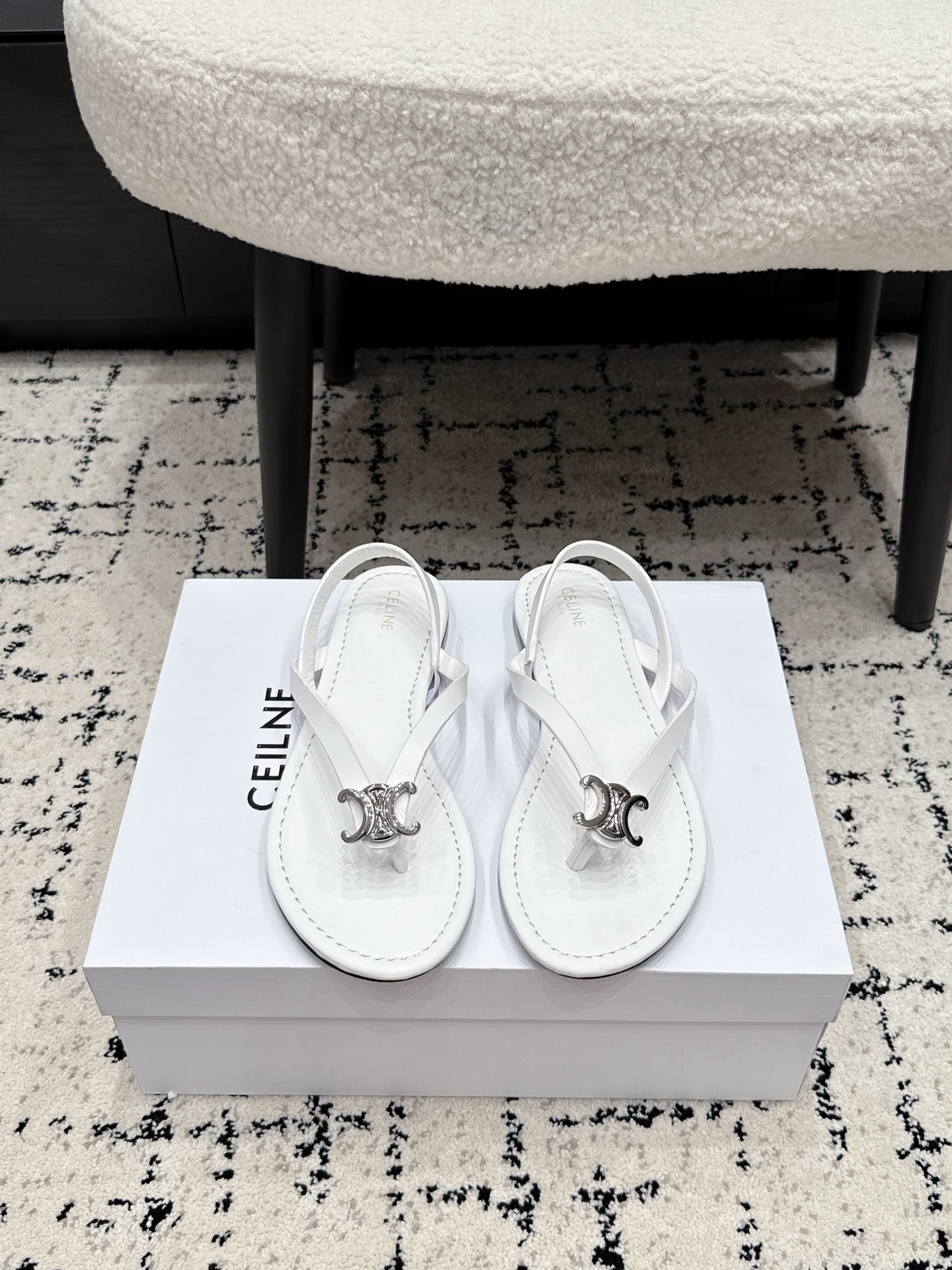 NO:816829,Celine Celine 26/ Spring new style flip-flop sandals Celine's French style, relaxed and noble, fine first-layer cowhide selected, soft and waxy to fit the foot shape, classic Arc de Triomphe metal buckle, low-key recognition, flip-flop strap design, casual, lazy and slim, brown/black/white three colors, contracted for the entire summer's elegant daily wear is an effortless sense of luxury. Fabric cowhide leather lining sheepskin  Outsole Genuine leather outsole size 35-41 (40 41 customized), split-toe shoes, celine, celine, sandals, cowhide, sheepskin, Leather soles19860909Celine 赛琳26/ 春季新款 夹脚凉鞋 Celine 法式本味, 松弛显贵,甄选细腻头层牛皮,软糯贴合脚型,经典凯旋门金属饰扣,低调辨识度拉满,夹脚绑带设计,随性慵懒又显瘦,棕/黑/白三色,承包整个夏天的优雅日常上脚即是不费力的高级感 面料牛皮 内里羊皮 大底真皮大底 size35-41（40 41定做）,分趾鞋,celine,celine,sandals,cowhide,sheepskin,Leather soles,Women's Shoes