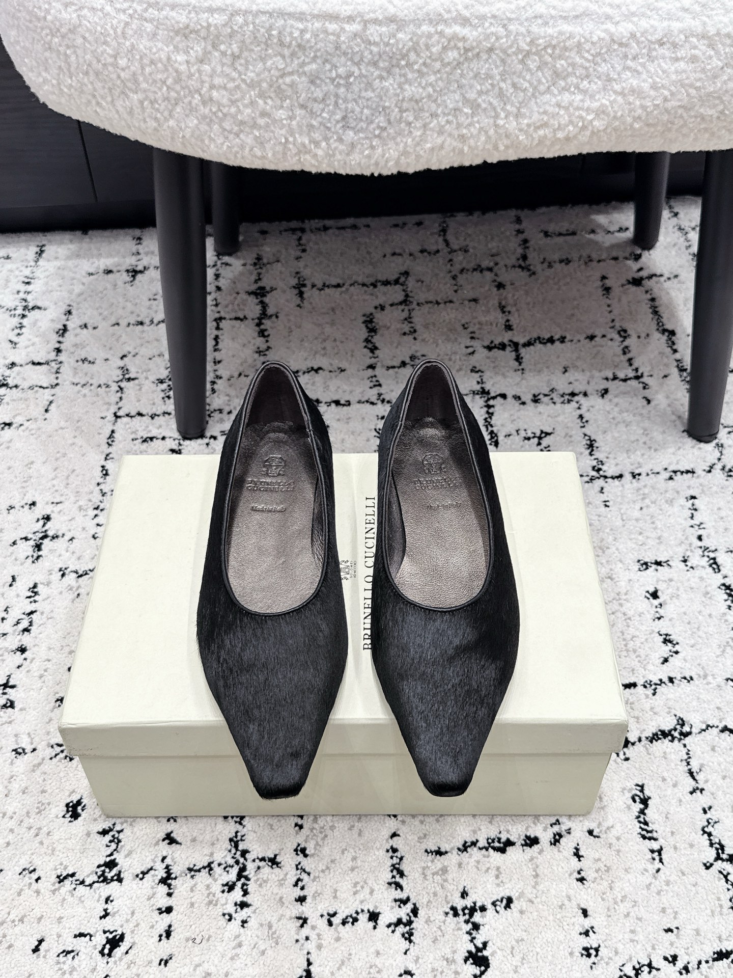 NO:816794,Brunello Cucinelli 26/ New small square toe flat shoes Brunello Cucinelli's iconic luxury details. There is no eye-catching brand logo, but a sense of high-end is conveyed through materials and craftsmanship, in line with Brunello Cucinelli's 'low-key luxury' brand tone. Whether paired with suit pants, dresses or jeans, it can enhance the sophistication of the overall look. Horsehair upper, sheepskin lining, injection molded leather outsole  Size35-42 (40.41.42 customized, non-returnable), high-heeled shoes, brunello cucinelli, high heels, skirts, jeans, business suit, sheepskin, Leather soles19860909Brunello Cucinelli 26/ 新款小方头 平底单鞋 Brunello Cucinelli 标志性的奢华细节.没有醒目的品牌 Logo,而是通过材质与工艺传递高级感,符合 Brunello Cucinelli “低调的奢华” 品牌调性.无论是搭配西装裤、连衣裙还是牛仔裤,都能提升整体造型的精致度. 鞋面马毛 内里羊皮 大底注塑真皮大底 Size35-42（40.41.42定制不退换）,高跟鞋单鞋,brunello cucinelli,high heels,skirts,jeans,business suit,sheepskin,Leather soles,Women's Shoes