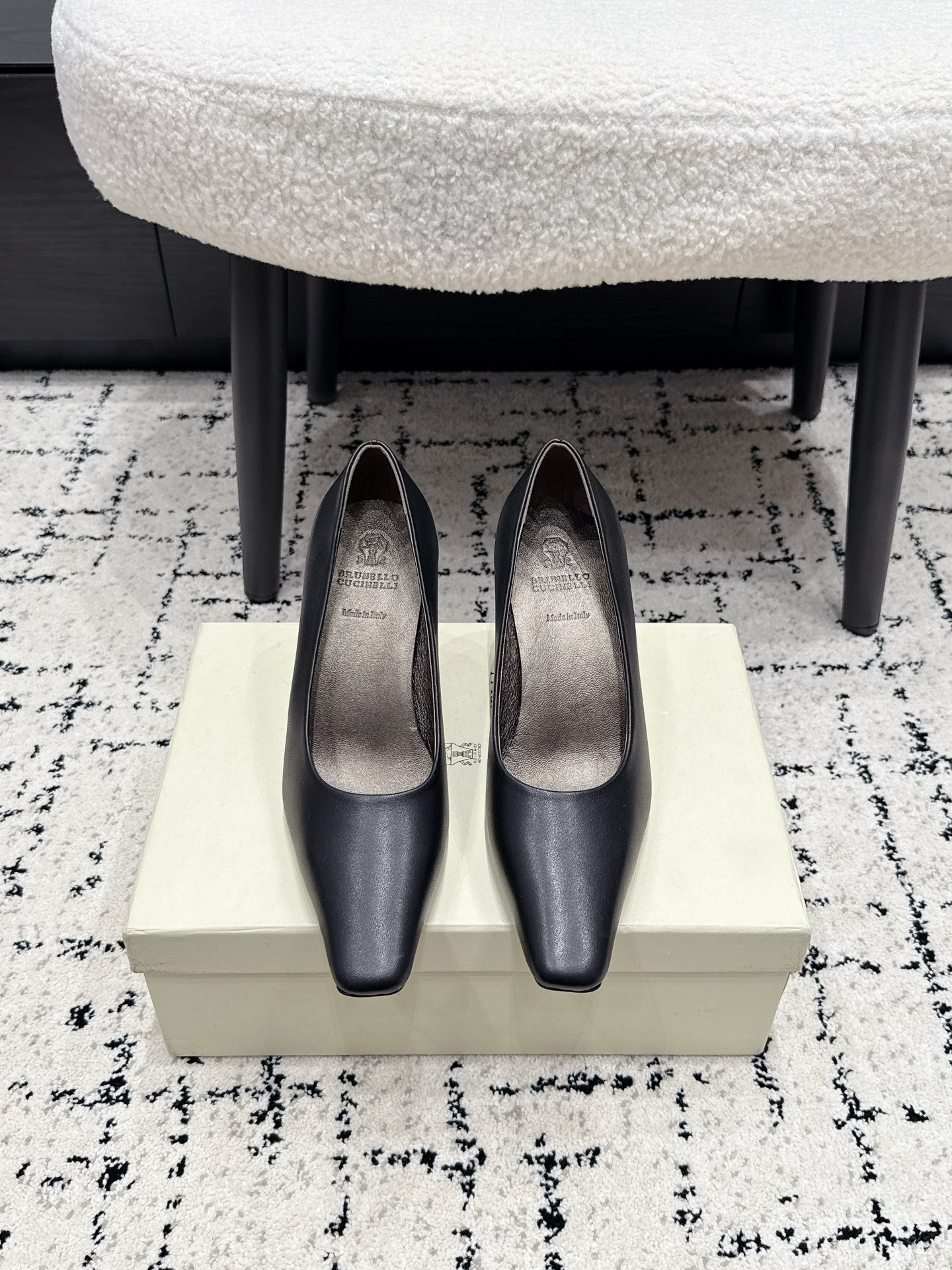 NO:816787,Brunello Cucinelli 26/ New small square toe high heels Brunello Cucinelli's iconic luxury details. There is no eye-catching brand logo, but a sense of high-end is conveyed through materials and craftsmanship, in line with Brunello Cucinelli's 'low-key luxury' brand tone. Whether paired with suit pants, dresses or jeans, it can enhance the sophistication of the overall look. Suede leather upper/cowhide lining sheepskin outsole injection molded leather outsole heel height 6.5cm/8.5cm  Size35-42 (40.41.42 customization is not returnable), high-heeled shoes, brunello cucinelli, high heels, skirts, jeans, business suit, cowhide, sheepskin, Leather soles19860909Brunello Cucinelli 26/ 新款小方头 高跟鞋 Brunello Cucinelli 标志性的奢华细节.没有醒目的品牌 Logo,而是通过材质与工艺传递高级感,符合 Brunello Cucinelli “低调的奢华” 品牌调性.无论是搭配西装裤、连衣裙还是牛仔裤,都能提升整体造型的精致度. 鞋面绒面革/牛皮 内里羊皮 大底注塑真皮大底 跟高6.5cm/8.5cm Size35-42（40.41.42定制不退换）,高跟鞋单鞋,brunello cucinelli,high heels,skirts,jeans,business suit,cowhide,sheepskin,Leather soles,Women's Shoes