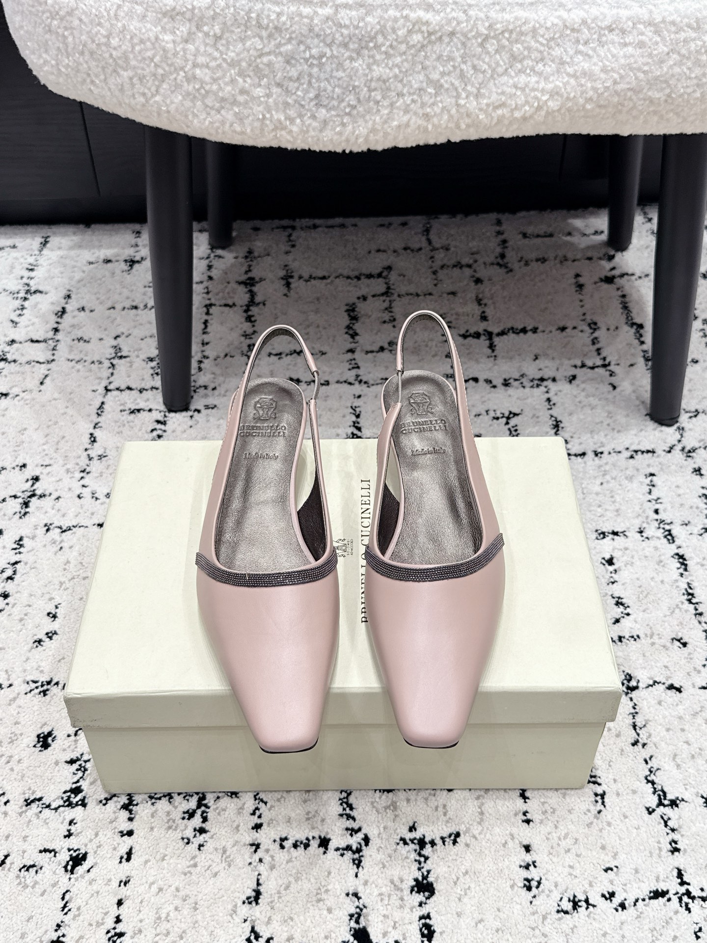 NO:816812,Brunello Cucinelli 26/ New small square toe, kitten heel, flip-up high-heeled shoes, Brunello Cucinelli's signature luxury details. There is no eye-catching brand logo, but a sense of high-end is conveyed through materials and craftsmanship, in line with Brunello Cucinelli's 'low-key luxury' brand tone. Whether paired with suit pants, dresses or jeans, it can enhance the sophistication of the overall look. Suede upper/cowhide, sheepskin lining, outsole, injection molded leather outsole, heel height 4.5cm  Size35-42 (40.41.42 customization is not returnable), high heels sandals, brunello cucinelli, sandals, high heels, skirts, jeans, business suit, cowhide, sheepskin, Leather soles19860909Brunello Cucinelli 26/ 新款小方头 猫跟 后翻空 高跟鞋 Brunello Cucinelli 标志性的奢华细节.没有醒目的品牌 Logo,而是通过材质与工艺传递高级感,符合 Brunello Cucinelli “低调的奢华” 品牌调性.无论是搭配西装裤、连衣裙还是牛仔裤,都能提升整体造型的精致度. 鞋面绒面革/牛皮 内里羊皮 大底注塑真皮大底 跟高4.5cm Size35-42（40.41.42定制不退换）,高跟鞋凉鞋,brunello cucinelli,sandals,high heels,skirts,jeans,business suit,cowhide,sheepskin,Leather soles,Women's Shoes