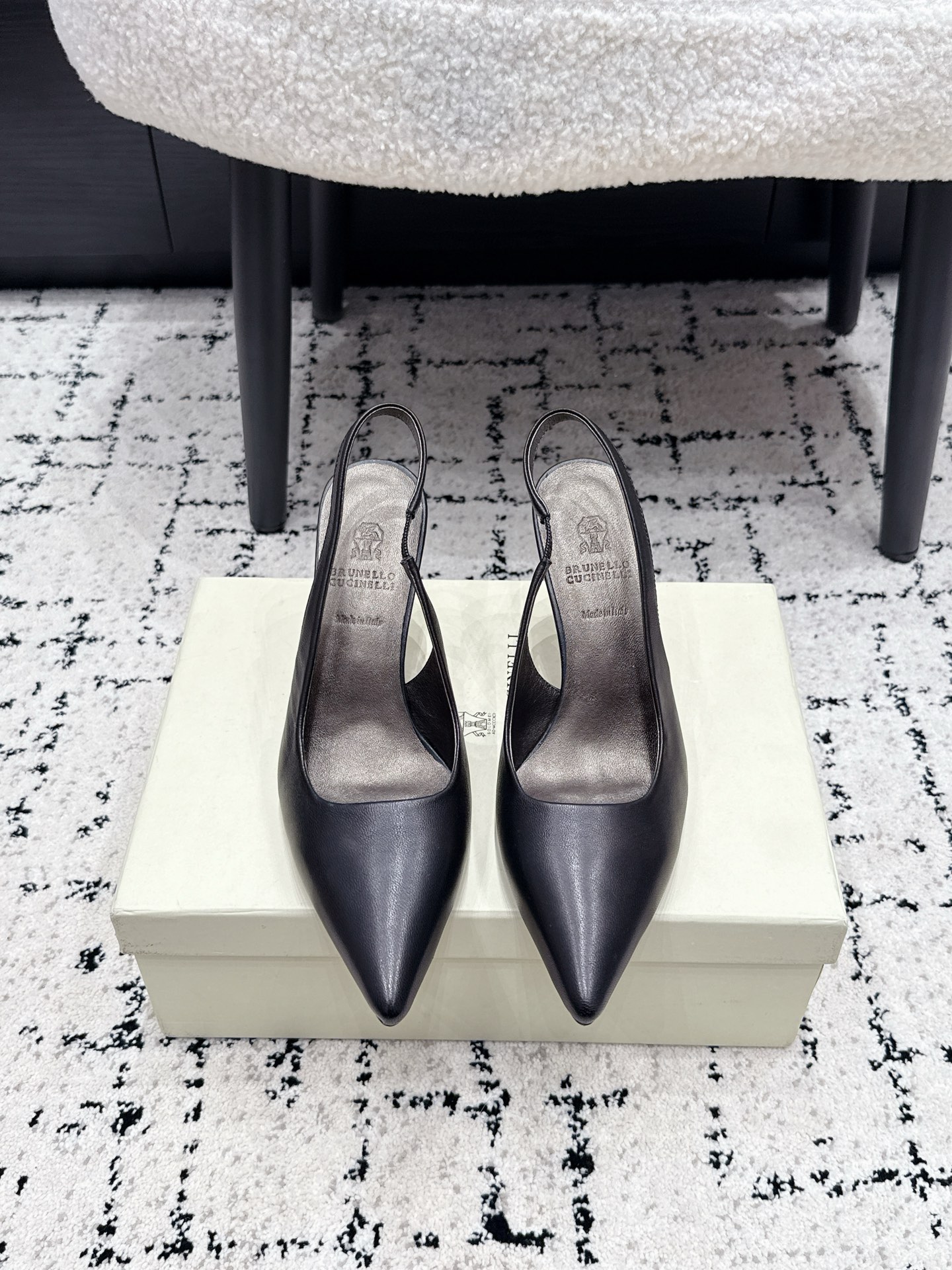 NO:816804,Brunello Cucinelli 26/ New pointed toe back strap shoes Brunello Cucinelli's signature luxury details. There is no eye-catching brand logo, but a sense of high-end is conveyed through materials and craftsmanship, in line with Brunello Cucinelli's 'low-key luxury' brand tone. Whether it is paired with suit pants, a dress or jeans, it can enhance the sophistication of the overall look. Cowhide upper, sheepskin lining, injection molded leather outsole, heel height 9.5cm  Size35-42 (40.41.42 customization is not returnable), high heels sandals, brunello cucinelli, sandals, high heels, skirts, jeans, business suit, cowhide, sheepskin, Leather soles19860909Brunello Cucinelli 26/ 新款尖头后绊带 单鞋 Brunello Cucinelli 标志性的奢华细节.没有醒目的品牌 Logo,而是通过材质与工艺传递高级感,符合 Brunello Cucinelli “低调的奢华” 品牌调性.无论是搭配西装裤、连衣裙还是牛仔裤,都能提升整体造型的精致度. 鞋面牛皮 内里羊皮 大底注塑真皮大底 跟高9.5cm Size35-42（40.41.42定制不退换）,高跟鞋凉鞋,brunello cucinelli,sandals,high heels,skirts,jeans,business suit,cowhide,sheepskin,Leather soles,Women's Shoes