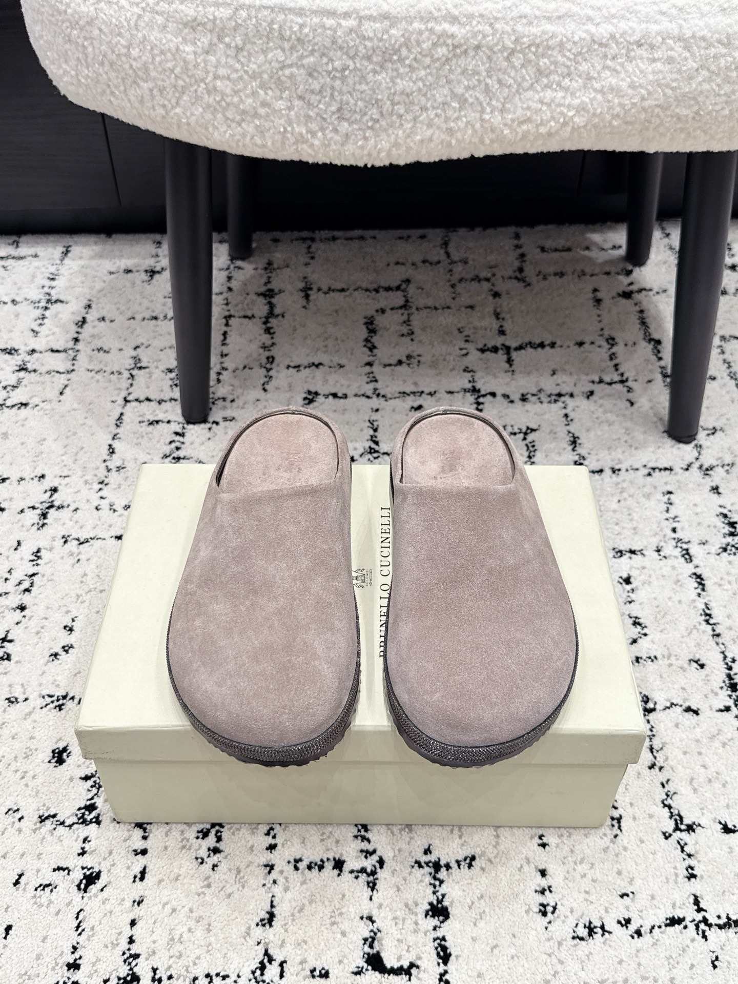 NO:816817,Brunello Cucinelli BC 26/ New Series Boken Slippers This sandal and slipper style is classic and will never go out of style!  The personalized logo and unique water ripple groove design on the outsole make it instantly luxurious!  Wear it so you don’t have to change your shoes this summer!  Fabric imported suede, lining comfortable and breathable cowhide, outsole original injection molded foam bottom Size35-42 (40 41 42 customized, non-returnable), half drag, brunello cucinelli, slippers, cowhide, chamois leather19860909Brunello Cucinelli BC 26/ 新款系列 博肯拖鞋 此款凉拖鞋鞋型堪称经典,永不过时！外底上的个性logo和独特的水波纹凹槽设计,奢华度瞬间爆棚！带上它这个夏天就不用再换鞋了！ 面料进口麂皮 内里舒适透气牛皮 大底原版注塑美耐发泡底 Size35-42（40 41 42定做不退换）,半拖,brunello cucinelli,slippers,cowhide,chamois leather,Women's Shoes