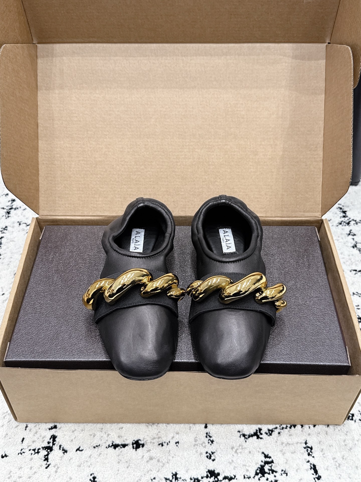 NO:816859,#高Version Leather Box Alaia Alaia 26/ Spring and summer new metal buckle ballet shoes are hot-selling items and the popular aesthetic nowadays. Alaia's minimalist style is so popular, so while it's hot, hurry up and be fashionable!  Instantly hold the whole audience. Fabric: cowhide. Sheepskin lining. Outsole. Genuine leather outsole. Size#35-40 (customized for 40 units, non-returnable), single shoes, alaia, cowhide, sheepskin, Leather soles.19860909#高版本 皮盒 Alaia 阿莱亚 26/ 春夏新款 金属扣 芭蕾舞 单鞋 爆款单品,时下流行审美.Alaia极简风太火了 所以趁着有热度,赶紧时髦一把！ 瞬间Hold全场 面料牛皮 内里羊皮 大底真皮大底 Size#35-40（40定制不退换）,单鞋,alaia,cowhide,sheepskin,Leather soles,Women's Shoes