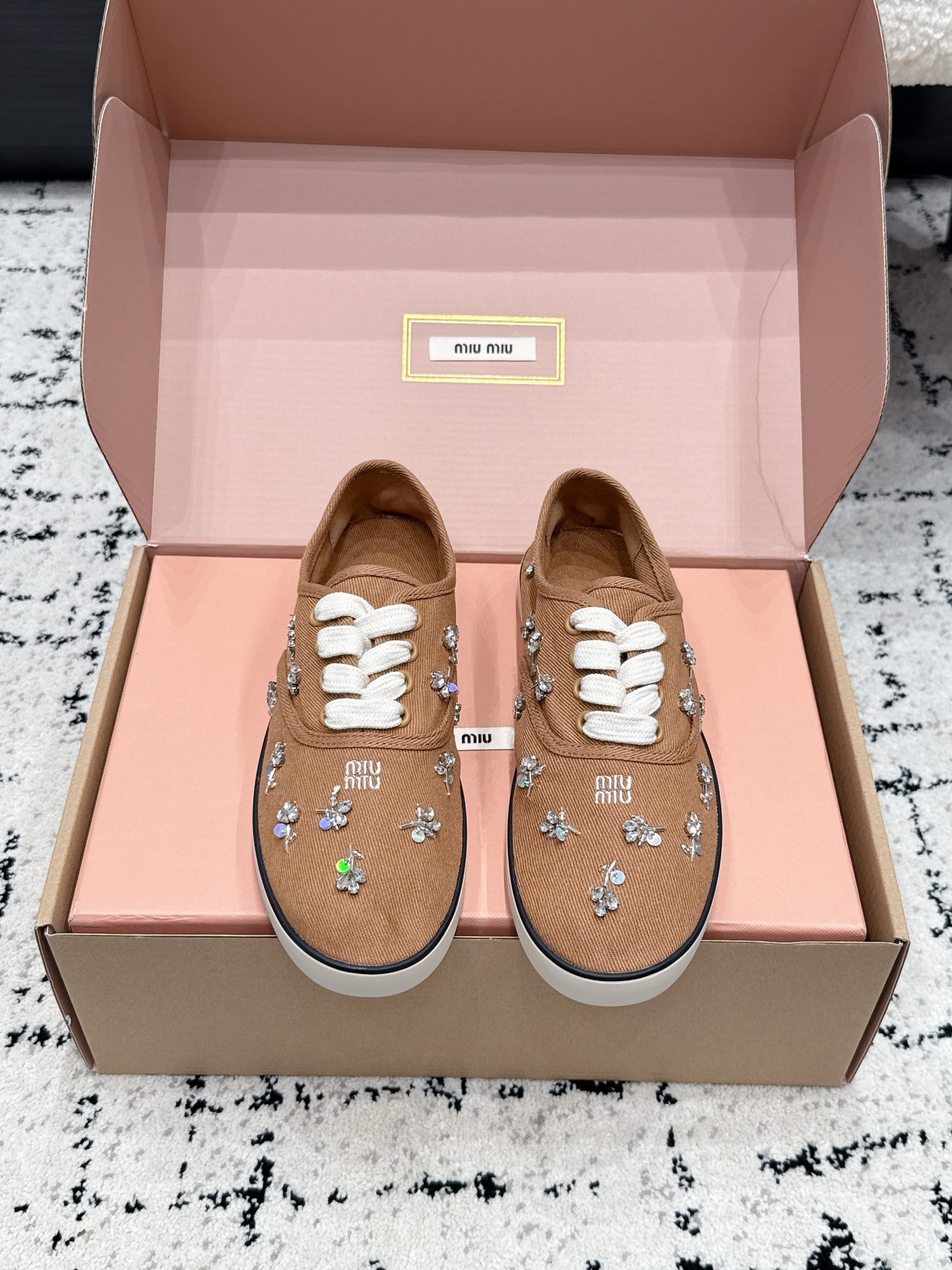 NO:816665,Purchasing agent Miu Miu 26ss early spring new rhinestone embroidered canvas shoes. Step on the spring floral flowers under your feet. This pair of rhinestone embroidered canvas shoes is so girly!  The delicate canvas base is studded with small rhinestone flowers and embroidered branches and leaves. The blingbling comes with a soft light filter and a retro square toe to modify the foot shape. The white soft base and soft surface will not tire your feet after long-term wear. It is suitable for dresses, jeans, and pleated skirts. From a walk on campus to a date for afternoon tea, every step is smart and playful, and it is the ambience of a sweet and cool girl.  The soft soles and soft surface are extremely comfortable, and the feet will not be tired after long-term wear, and the feet will not be worn at all. The four colors are good-looking, you can choose sweet girl or retro. Paired with a pleated skirt, she is a fugitive princess, with jeans, she is a casual hot girl. The spring atmosphere is all supported by these shoes. Fabric, twill, lining, rubber outsole, size 35-40 (40 size customization is non-returnable), casual shoes/sports shoes, miumiu, sneakers, skirts, jeans19860909代购级 Miu Miu 26ss早春新款水钻刺绣帆布鞋 把春日碎花踩在脚下,这双水钻刺绣帆布鞋太懂少女心了！细腻帆布基底缀满水钻小花与刺绣枝叶,blingbling自带柔光滤镜,复古方头修饰脚型.白软底软面久穿不累脚,适配连衣裙、牛仔裤、百褶裙,从校园漫步到约会下午茶,每一步都灵动俏皮,是甜酷女孩的氛围感担当. 软底软面巨舒服,久穿不累脚,完全不磨脚,四个颜色都好好看,甜妹挂、复古挂随便挑.配百褶裙是在逃公主,配牛仔裤是随性辣妹,春天的氛围感,全靠这双鞋撑起来. 面料斜纹布 内里布里 大底橡胶大底 size35-40码（40码定制不退换）,休闲鞋/运动鞋,miumiu,sneakers,skirts,jeans,Women's Shoes