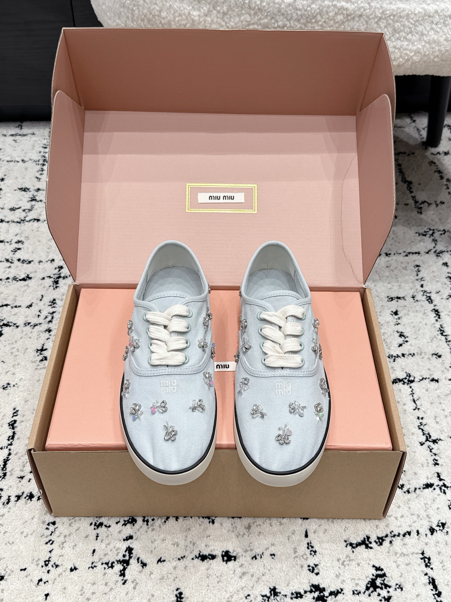 NO:816836,Miu Mi* 26/ New model of rhinestone embroidered canvas shoes for early spring. Stepping on the spring floral flowers under your feet, these rhinestone embroidered canvas shoes are so girly!  The delicate canvas base is studded with small rhinestone flowers and embroidered branches and leaves. The blingbling comes with a soft light filter and a retro square toe to modify the foot shape. The white soft base and soft surface will not tire your feet after long-term wear. It is suitable for dresses, jeans, and pleated skirts. From a walk on campus to a date for afternoon tea, every step is smart and playful, and it is the ambience of a sweet and cool girl.  The soft soles and soft surface are extremely comfortable, and the feet will not be tired after long-term wear, and the feet will not be worn at all. The four colors are good-looking, you can choose sweet girl or retro. Paired with a pleated skirt, she is a fugitive princess, with jeans, she is a casual hot girl. The spring atmosphere is all supported by these shoes. Fabric, twill, lining, rubber outsole, size 35-40 (40 size customization is non-returnable), casual shoes/sports shoes, miumiu, sneakers, skirts, jeans19860909Miu Mi* 26/ 早春新款水钻刺绣帆布鞋 把春日碎花踩在脚下,这双水钻刺绣帆布鞋太懂少女心了！细腻帆布基底缀满水钻小花与刺绣枝叶,blingbling自带柔光滤镜,复古方头修饰脚型.白软底软面久穿不累脚,适配连衣裙、牛仔裤、百褶裙,从校园漫步到约会下午茶,每一步都灵动俏皮,是甜酷女孩的氛围感担当. 软底软面巨舒服,久穿不累脚,完全不磨脚,四个颜色都好好看,甜妹挂、复古挂随便挑.配百褶裙是在逃公主,配牛仔裤是随性辣妹,春天的氛围感,全靠这双鞋撑起来. 面料斜纹布 内里布里 大底橡胶大底 size35-40码（40码定制不退换）,休闲鞋/运动鞋,miumiu,sneakers,skirts,jeans,Women's Shoes