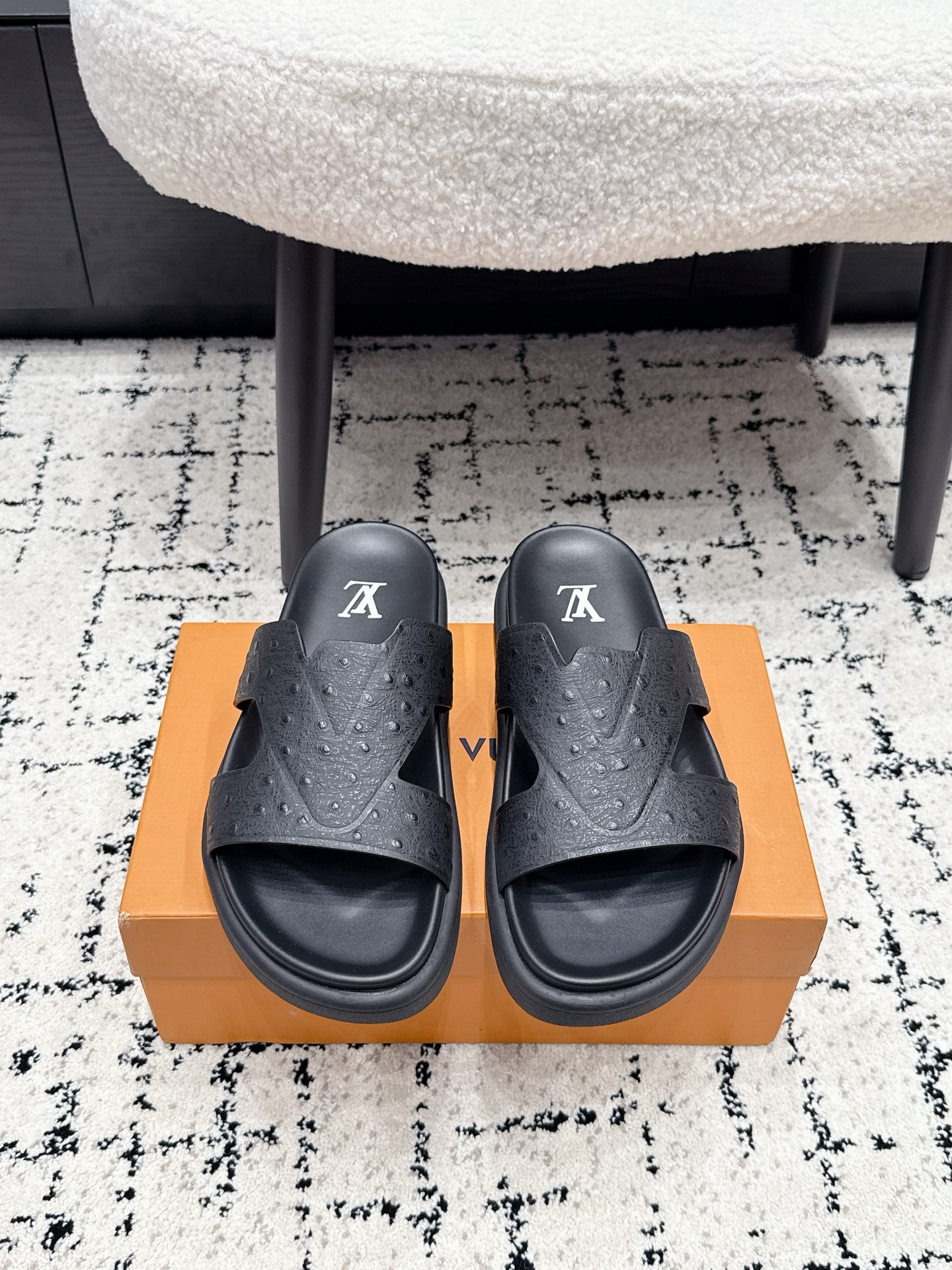 NO:816802,LV Louis Vuitton L Family Donkey Brand / 26 Latest Oasis Series Presbyopia Sandals Slippers Original purchase, development and production This LV Oasis sandals are made of soft grained cow leather, paved with classic Monogram pattern. The elegant upper structure resembles the crossed LV letters, leather and rubber outsoles create a light and flexible experience. Exquisite packaging at the delivery counter. Fabric: Original customized first-layer cowhide, imported soft sheepskin lining inside  The sole is made of original molded non-slip TPU material, sole thickness 2CM Size: Men's 38-46 (38/45/46 customized), slippers, louis vuitton, louis vuitton, louis vuitton, louis vuitton, sandals, slippers, cowhide, sheepskin19860909LV路易威登 L家 驴牌 / 26 最新Oasis 系列 老花 凉鞋 拖鞋 原版购入开发 做货 本款 LV Oasis 凉拖取材柔软粒面牛皮革,铺陈经典 Monogram 图案.优雅鞋面结构仿佛交叉的 LV 字母,皮革和橡胶外底成就轻盈灵活体验 配送专柜精美包装 面料:原版定制头层牛皮 内里进口柔软羊皮里 鞋底原版开模防滑TPU材质 底厚2CM Size:男款38-46（38/45/46定制）,拖鞋,louis vuitton,louis vuitton,louis vuitton,louis vuitton,sandals,slippers,cowhide,sheepskin,Women's Shoes