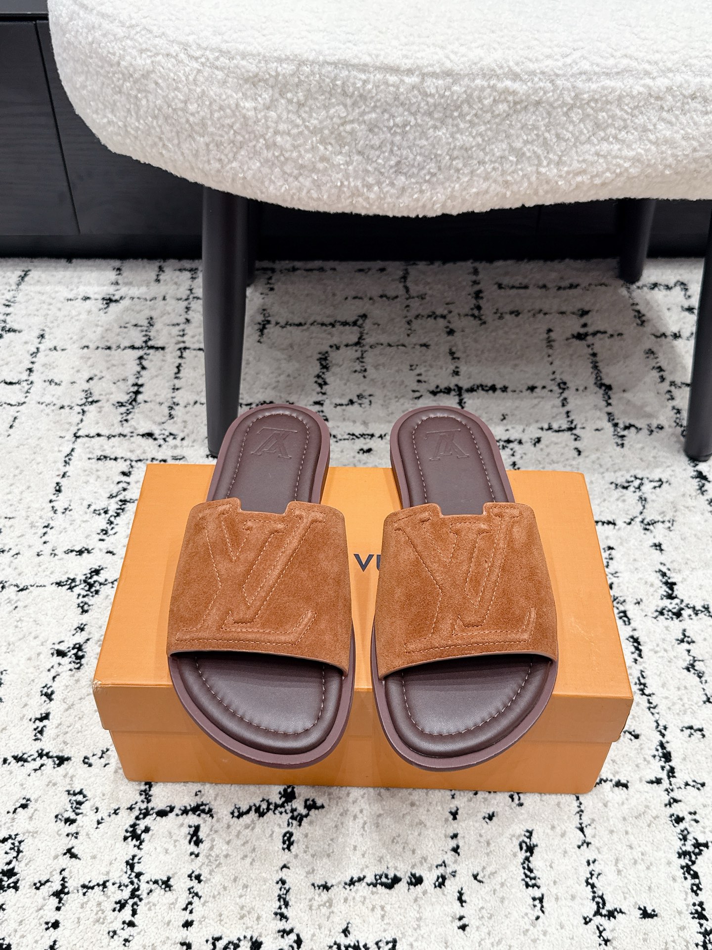 NO:816798,LOUIS VUITTON Lv LV Jia 26/ The latest summer slippers, flat-soled slippers, with their simple design and the brand's exquisite craftsmanship, have become an ideal choice for summer casual style. These slippers usually use the brand's iconic elements, such as Monogram or Damier patterns, and are made of high-quality leather. The common 'LV' logo on the upper low-key highlights the brand identity. Size38-46 (38 45  46 Customized (no return or exchange), slippers, louis vuitton, louis vuitton, louis vuitton, louis vuitton, slippers19860909LOUIS VUITTON Lv 驴家 26/ 夏季最新 一字带 拖鞋 平底套脚一字拖鞋,以其简洁的设计和品牌的精致工艺,成为夏季休闲风格的理想选择.这款拖鞋通常采用品牌标志性的元素,如Monogram或Damier图案,并结合优质皮革制作,鞋面上常见的“LV”标识低调地彰显品牌身份. Size38-46（38 45 46定做不退换）,拖鞋,louis vuitton,louis vuitton,louis vuitton,louis vuitton,slippers,Women's Shoes