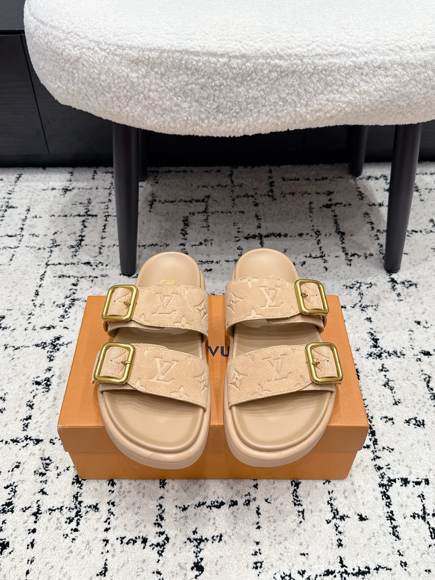 NO:816823,#Men's LV 26/ New double buckle strap thick sole sandals LV double buckle strap suede sandals, classic Monogram presbyopia pattern, olive green suede upper is soft and textured, double metal buckle design, easy to adjust the elasticity. 2.5cm thick sole quietly increases, elongates the leg line, retro and fashionable, can be used in daily life or vacation in summer~ Material: cowhide + suede leather size male 39-46 (38 45  46 (customized), slippers, louis vuitton, slippers, cowhide, chamois leather19860909#男款 LV 26/ 新款 双扣带 厚底凉拖鞋 LV双扣带麂皮凉拖,经典Monogram老花图案,橄榄绿麂皮鞋面柔软有质感,双金属扣带设计,调节松紧超方便.2.5cm厚底悄悄增高,拉长腿部线条,复古又时髦,夏季日常或度假都能驾驭～ 材质: 牛皮+反绒皮 size男39-46（38 45 46定做）,拖鞋,louis vuitton,slippers,cowhide,chamois leather,Women's Shoes