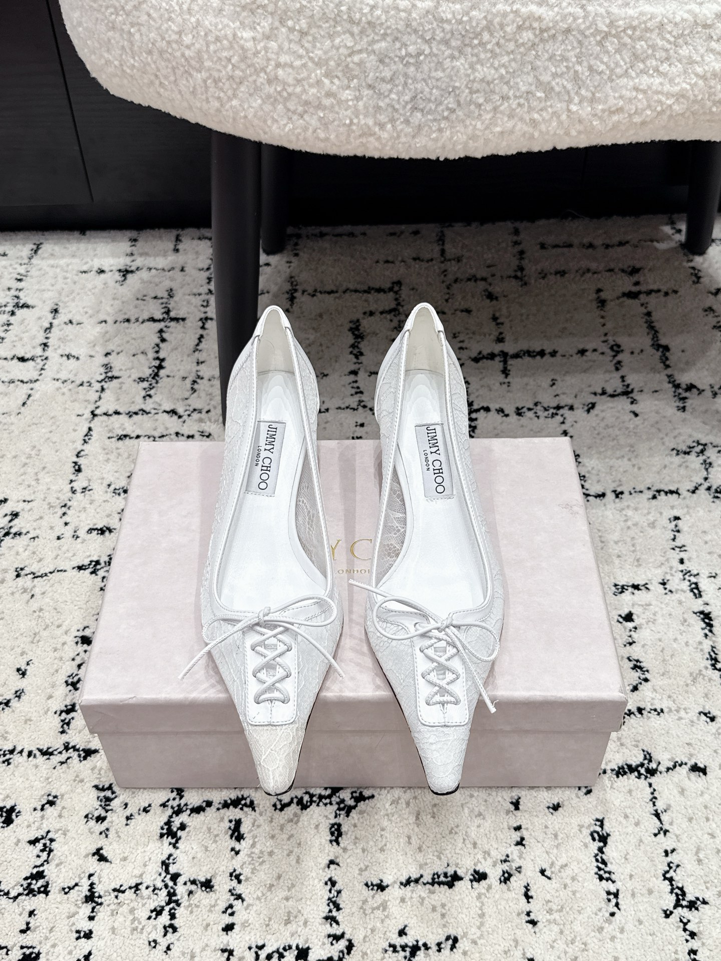 NO:875480,JIMMY CHOO Jimmy Choo's new spring and summer lace shoes, this black lace pointed toe, exquisite lace + straps, elegant and sexy. The pointed toe design lengthens the leg line, and the empty stiletto heel is breathable, perfect for spring and summer wear!  The soles are soft, easy to control for commuting and dating, and full of French romantic atmosphere~ Upper: Made of original customized lace. Inner: Sheepskin. Outsole: Genuine leather outsole imported from Italy. Heel height 4.5cm. Size 35-39 (40. 41. Customized, non-refundable). Single shoes, jimmy choo, jimmy choo, sheepskin, Leather soles19860909JIMMY CHOO 吉米周春夏新款蕾丝单鞋这款黑色蕾丝尖头,精致蕾丝+绑带,优雅又性感.尖头设计拉长腿部线条,后空细跟透气,春夏穿超合适！鞋底柔软,通勤约会都能轻松驾驭,法式浪漫氛围感满满～ 鞋面: 采用原版定制蕾丝 内里: 羊皮 大底: 意大利进口真皮大底 跟高4.5cm 码数35-39（40. 41订做不退换）,单鞋,jimmy choo,jimmy choo,sheepskin,Leather soles,Women's Shoes