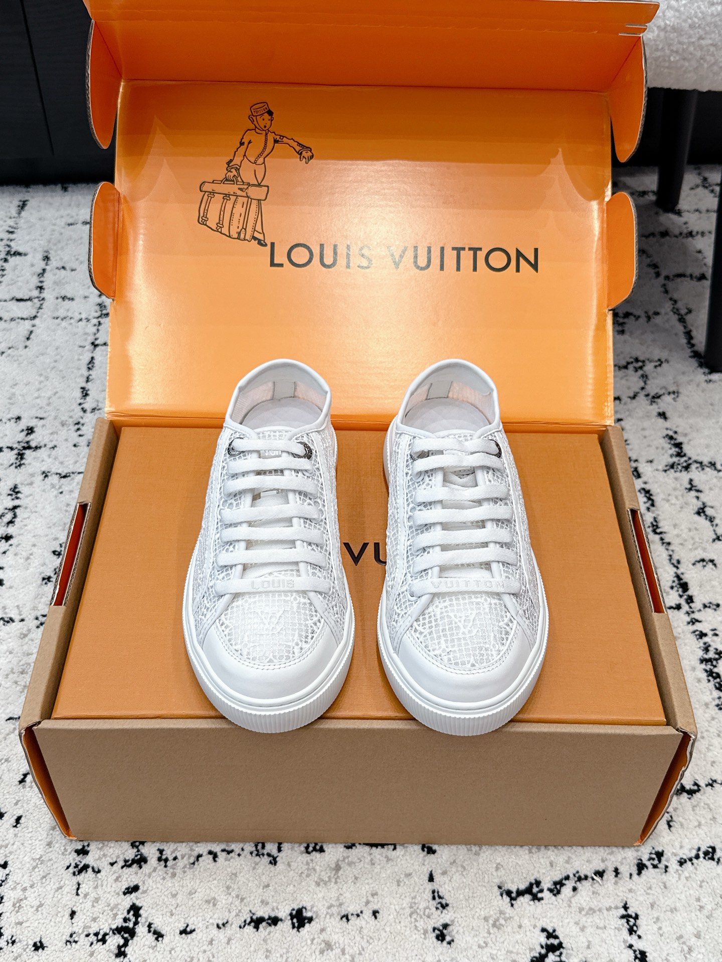 NO:875849,#Women's LOUIS VUITTON 26/ Louis Vuitton's new lace mesh casual sports skateboard shoes have a youthful atmosphere and are very age-reducing on the feet!  Comfortable and light on the feet!  The color is also very youthful!  The upper is interspersed with gold jewelry exclusive to LV!  Make the whole shoe more flexible!  The special electro-printed logo on the upper has a sense of design and is super recognizable!  Beautiful and generous!  !  It’s super easy to walk on!  Fabric specific denim material, lining cowhide, outsole original molded outsole Size35-41 (customized 40 41), casual shoes/sports shoes, louis vuitton, louis vuitton, louis vuitton, sneakers, cowhide19860909#女款 LOUIS VUITTON 26/ 路易威登新款蕾丝网休闲运动滑板鞋 具有青春气息的洋溢气息,上脚非常减龄！上脚舒适轻便！颜色也非常青春！鞋面专属于lv的金色饰品穿插！让整个鞋子就更灵动起来！鞋面特殊的电印logo,具有设计感而且也超级具有辨识度！美观又大方！！上脚超级好走路！ 面料特定牛仔布面材质 内里牛皮 大底原版开模大底 Size35-41（40 41定做）,休闲鞋/运动鞋,louis vuitton,louis vuitton,louis vuitton,sneakers,cowhide,Women's Shoes