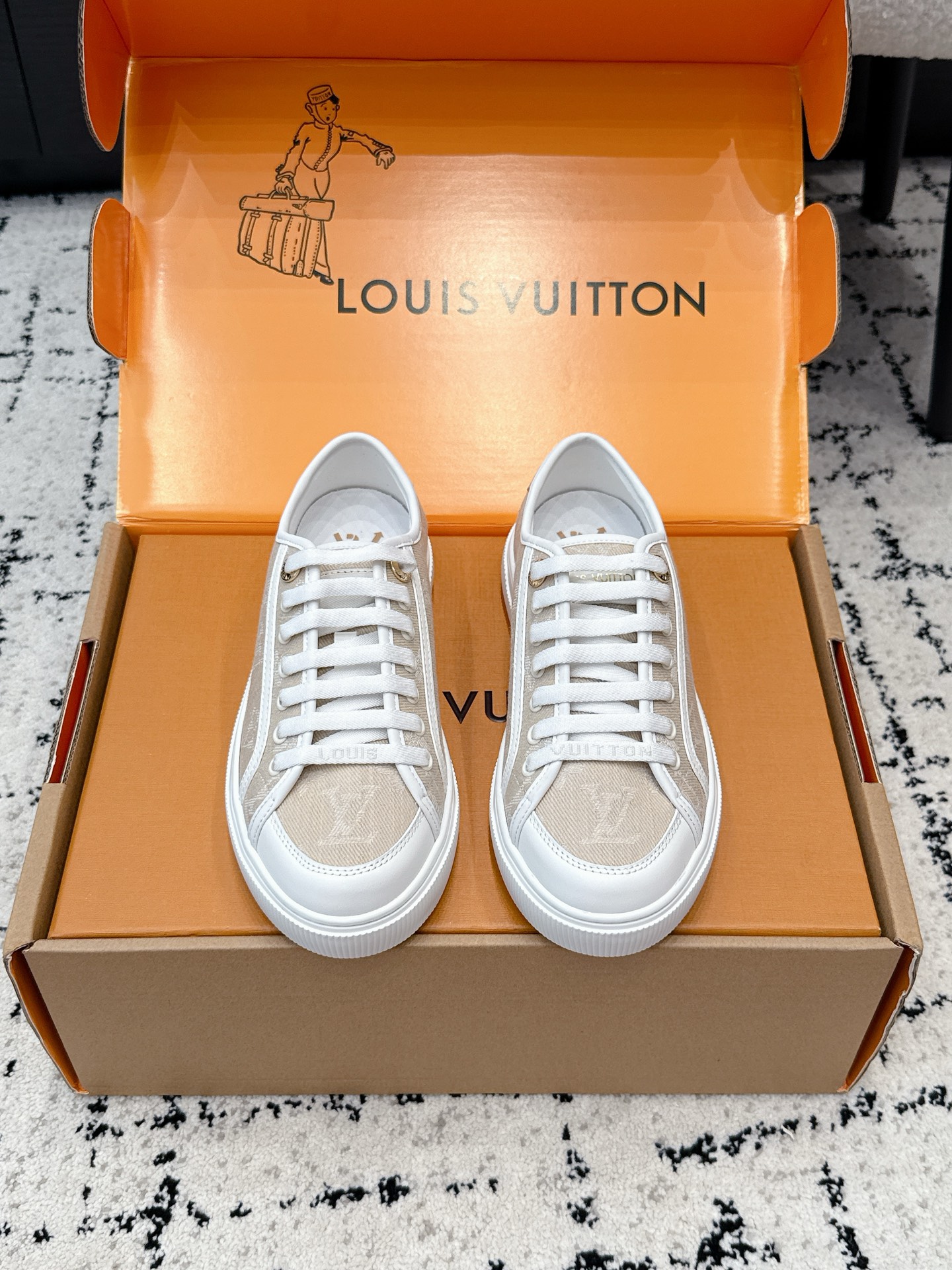 NO:875845,#Women's LOUIS VUITTON 26/ Louis Vuitton's new lace mesh casual sports skateboard shoes have a youthful atmosphere and are very age-reducing on the feet!  Comfortable and light on the feet!  The color is also very youthful!  The upper is interspersed with gold jewelry exclusive to LV!  Make the whole shoe more flexible!  The special electro-printed logo on the upper has a sense of design and is super recognizable!  Beautiful and generous!  !  It’s super easy to walk on!  Fabric specific denim material, lining cowhide, outsole original molded outsole Size35-41 (customized 40 41), casual shoes/sports shoes, louis vuitton, louis vuitton, louis vuitton, sneakers, cowhide19860909#女款 LOUIS VUITTON 26/ 路易威登新款蕾丝网休闲运动滑板鞋 具有青春气息的洋溢气息,上脚非常减龄！上脚舒适轻便！颜色也非常青春！鞋面专属于lv的金色饰品穿插！让整个鞋子就更灵动起来！鞋面特殊的电印logo,具有设计感而且也超级具有辨识度！美观又大方！！上脚超级好走路！ 面料特定牛仔布面材质 内里牛皮 大底原版开模大底 Size35-41（40 41定做）,休闲鞋/运动鞋,louis vuitton,louis vuitton,louis vuitton,sneakers,cowhide,Women's Shoes