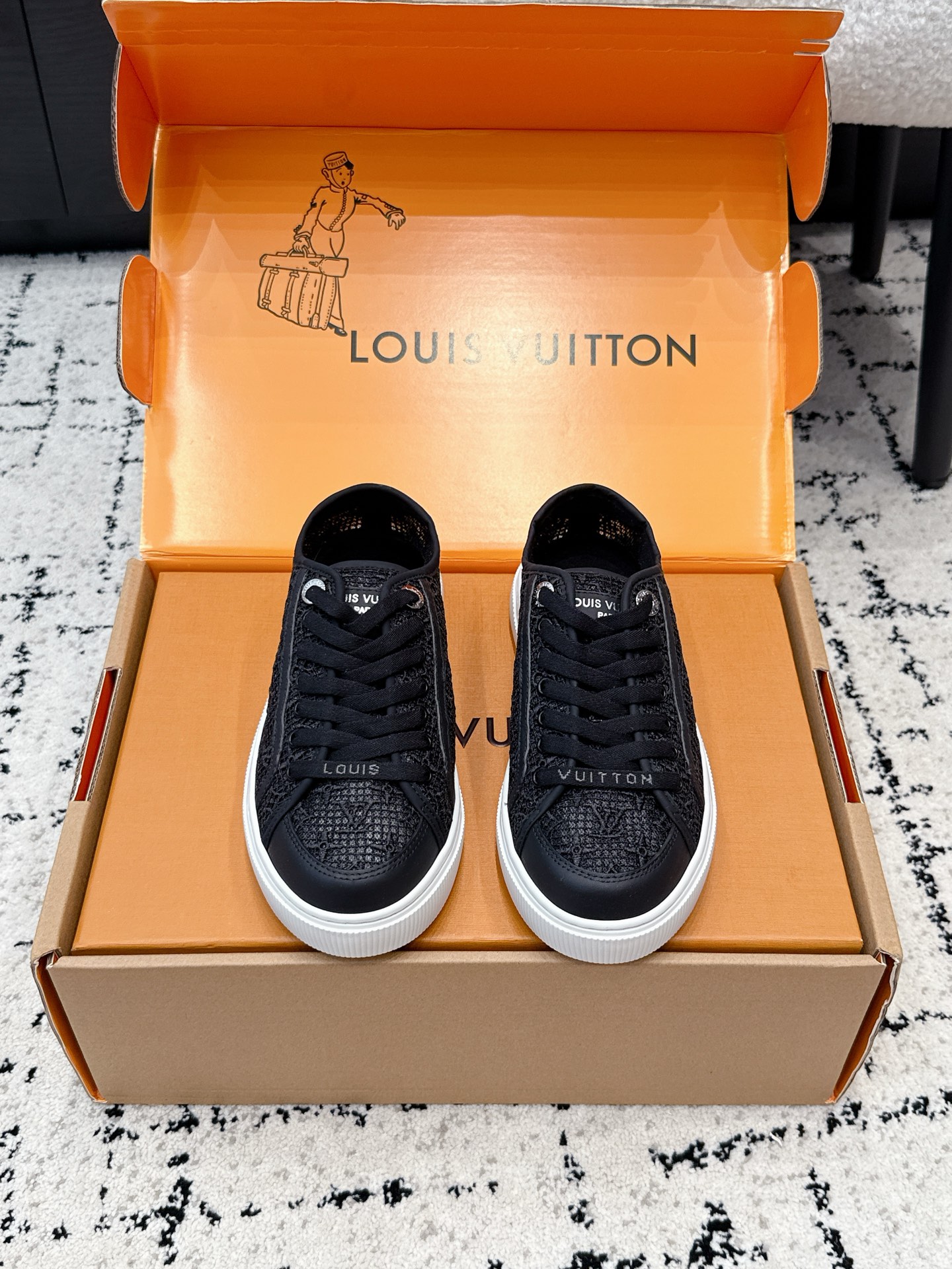 NO:875854,#Women's LOUIS VUITTON 26/ Louis Vuitton's new lace mesh casual sports skateboard shoes have a youthful atmosphere and are very age-reducing on the feet!  Comfortable and light on the feet!  The color is also very youthful!  The upper is interspersed with gold jewelry exclusive to LV!  Make the whole shoe more flexible!  The special electro-printed logo on the upper has a sense of design and is super recognizable!  Beautiful and generous!  !  It’s super easy to walk on!  Fabric specific denim material, lining cowhide, outsole original molded outsole Size35-41 (customized 40 41), casual shoes/sports shoes, louis vuitton, louis vuitton, louis vuitton, sneakers, cowhide19860909#女款 LOUIS VUITTON 26/ 路易威登新款蕾丝网休闲运动滑板鞋 具有青春气息的洋溢气息,上脚非常减龄！上脚舒适轻便！颜色也非常青春！鞋面专属于lv的金色饰品穿插！让整个鞋子就更灵动起来！鞋面特殊的电印logo,具有设计感而且也超级具有辨识度！美观又大方！！上脚超级好走路！ 面料特定牛仔布面材质 内里牛皮 大底原版开模大底 Size35-41（40 41定做）,休闲鞋/运动鞋,louis vuitton,louis vuitton,louis vuitton,sneakers,cowhide,Women's Shoes