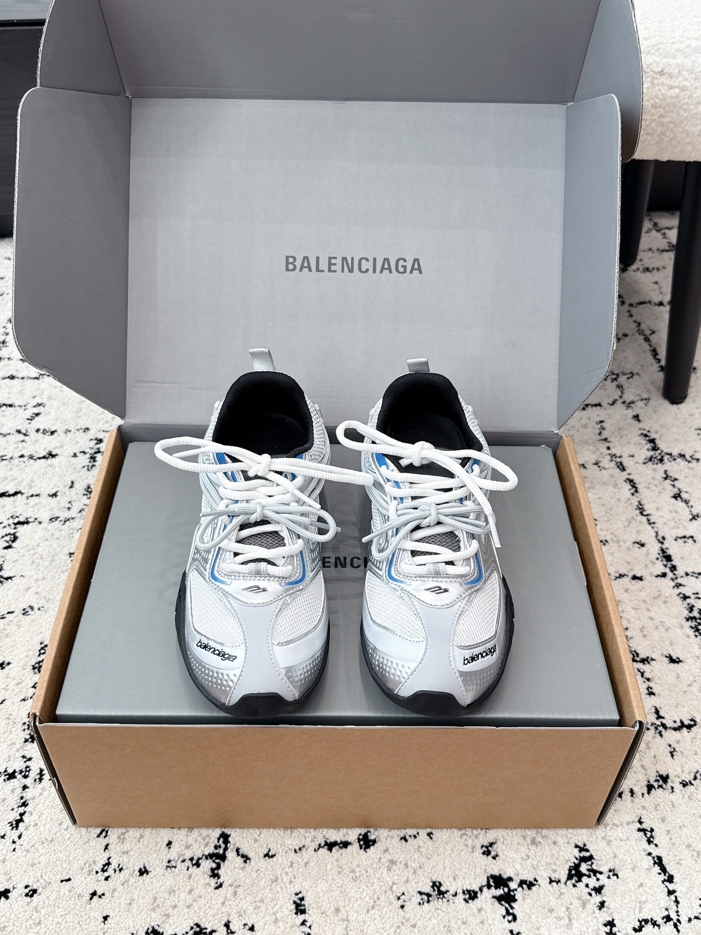 NO:867988,Guangdong purchasing agent grade #Female model Balenciaga 26ss early spring new casual dad shoes. The soul of this pair of shoes is to imitate the classic running shoe shape of the millennium. It has multi-layered mesh + streamlined shoe body, with a retro-future feel. It perfectly captures the essence of Y2K millennium style and is highly recognizable. At a glance, you can see the cool tone of Balenciaga. The details are directly ecstatic.  Whether it is daily commuting, going out on a date, or traveling and taking photos, this pair of shoes can be held perfectly. It has a cool feeling when walking on the feet, and it will look like a blockbuster in any photo. Fabric: space technology fabric/3D embossed gradient color/breathable mesh, nylon mesh lining, original rubber combination outsole, size 35-40 (40 customized, non-returnable), casual shoes/sports shoes, balenciaga, balenciaga, sneakers19860909莞产代购级 #女款 Balenciaga 26ss早春新款 休闲老爹鞋 这双鞋的灵魂,就是复刻千禧年的经典跑鞋造型,多层网面+流线型鞋身,自带复古未来感,把Y2K千禧风的精髓完美拿捏,辨识度拉满,一眼就是巴黎世家的潮酷调性,细节控直接狂喜. 不管是日常通勤、约会出街,还是旅行拍照,这双鞋都能完美hold住,上脚就是行走的潮酷感,随便拍都是大片既视感. 面料太空科技面料/3D压印渐变颜色/透气网 内里尼龙网布 大底原版橡胶组合大底 size35-40（40定做不退换）,休闲鞋/运动鞋,balenciaga,balenciaga,sneakers,Women's Shoes