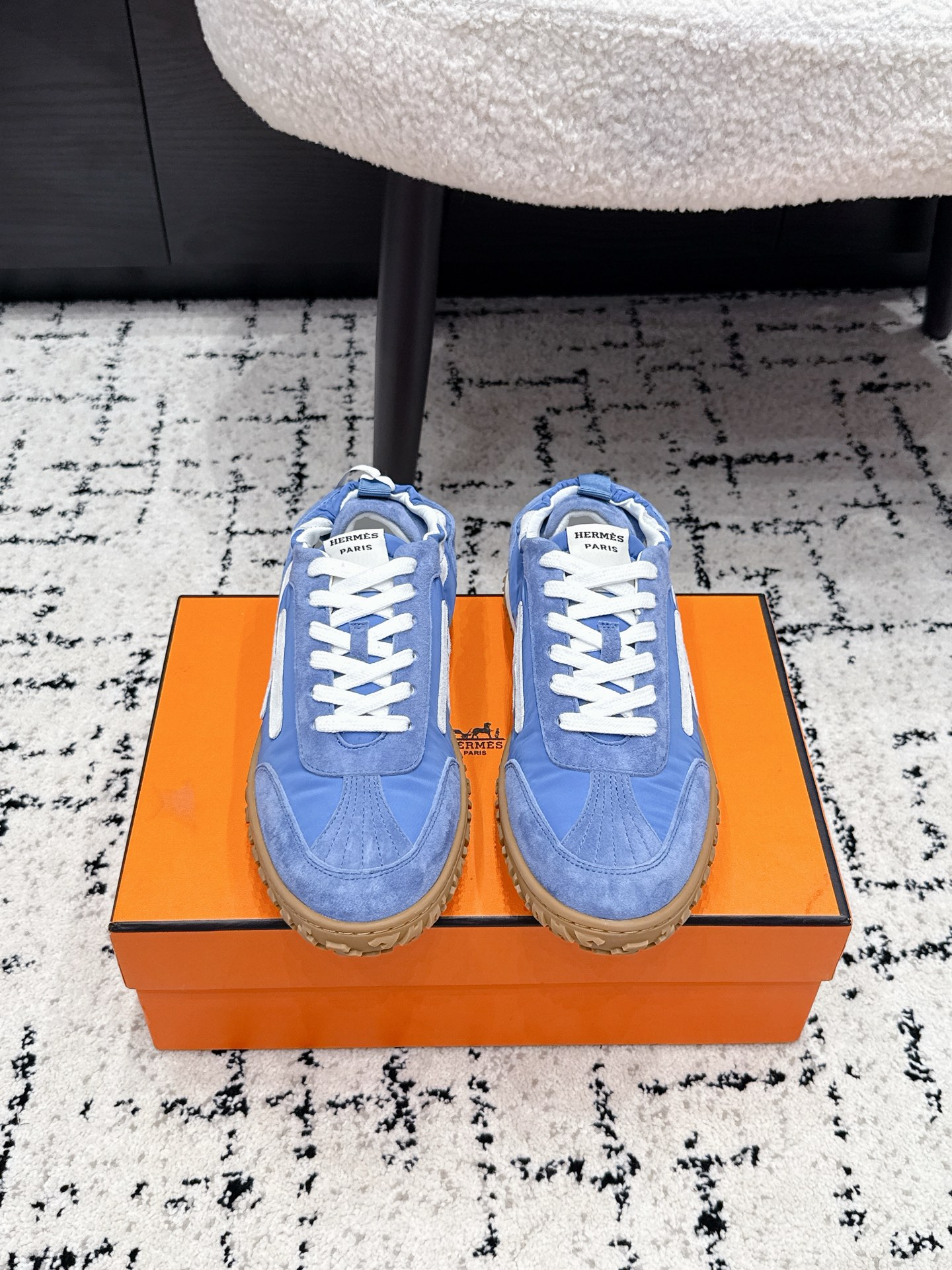 NO:869549,Men #couple style Hermes Hermes 25/ Jet latest Dexun casual sports shoes. This pair of shoes must be tried on your feet to find out how amazing it is. Although it is a sports shoe, it feels elegant when you put it on. The shape and texture of the shoe are very good. Sisters who are confused about colors, I bought all the colors and unboxed them for the babies one after another for actual testing.  Each color is unique and versatile. The shoes come with insoles that increase within about 2 cm. Suede goatskin sneakers are decorated with contrasting patterns and iconic 'H' details, and are beautifully packaged at the delivery counter. Fabric: suede + cowhide. Lining mixed sheep lining. Outsole original TPU Size: #35-45 (40 for women, 45 for men, custom-made and non-returnable), casual shoes/sports shoes, hermes, hermes, sneakers, cowhide, sheepskin, chamois  leather19860909男 #情侣款 Hermes爱马仕 25/ Jet 最新 德训 休闲运动鞋 这双鞋一定要上脚试才发现有多惊艳,虽然是运动鞋但是穿上却有优雅感鞋形和质感都非常好.纠结颜色的姐妹我买了所有色 陆续给宝宝们开箱 实测 每个颜色既特别又百搭.鞋子自带大概2厘米内增高鞋垫.麂皮山羊皮运动鞋装饰撞色图案和标志性“H”细节,配送专柜精美包装 面料麂皮+牛皮 内里混种羊里 大底原版TPU Size : #35-45(女40.男45定做不退换）,休闲鞋/运动鞋,hermes,hermes,sneakers,cowhide,sheepskin,chamois leather,Women's Shoes