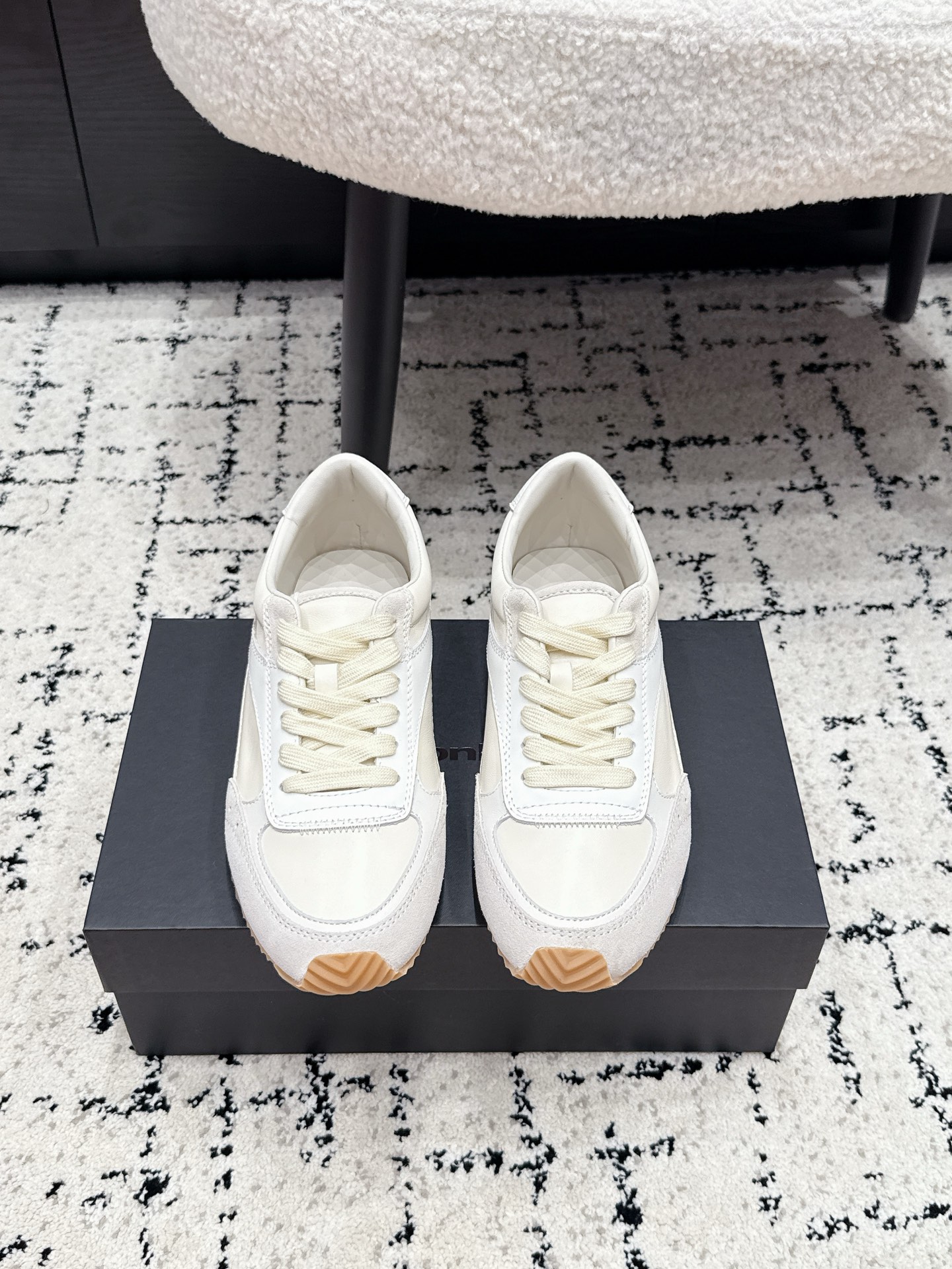 NO:869585,#womenDymonlatry 26/ New retro moral training shoes breathable mesh sneakers 'Who knew! This pair of Forrest Gump shoes are welded directly to the feet.' Forrest Gump shoes that are gentle to the bone are here!  The design of genuine leather splicing mesh is breathable and high-end, and the soft soles are extremely comfortable on the feet, so your feet will not be tired after walking all day long. The retro Dexun shoes have a relaxed feel, and they are perfect with jeans, sports pants, and small skirts. They are the kind of versatile shoes that can be worn effortlessly to give a high-end feel. They perfectly capture the gentleness and casualness of summer!  Size35-40 (40 customized), casual shoes/sports shoes, sneakers, skirts, jeans19860909#女款 Dymonlatry 26/ 新款复古德训鞋透气网面运动鞋 「谁懂啊！这双阿甘鞋直接焊在脚上」温柔到骨子里的阿甘鞋来啦！真皮拼接网面的设计,透气又高级,软乎乎的鞋底上脚巨舒服,暴走一天都不累脚.复古的德训鞋型自带松弛感,搭配牛仔裤、运动裤、小裙子都超绝,是那种不费力就能穿出高级感的百搭款,夏天的温柔与随性被它拿捏得死死的！ Size35-40（40定做）,休闲鞋/运动鞋,sneakers,skirts,jeans,Women's Shoes