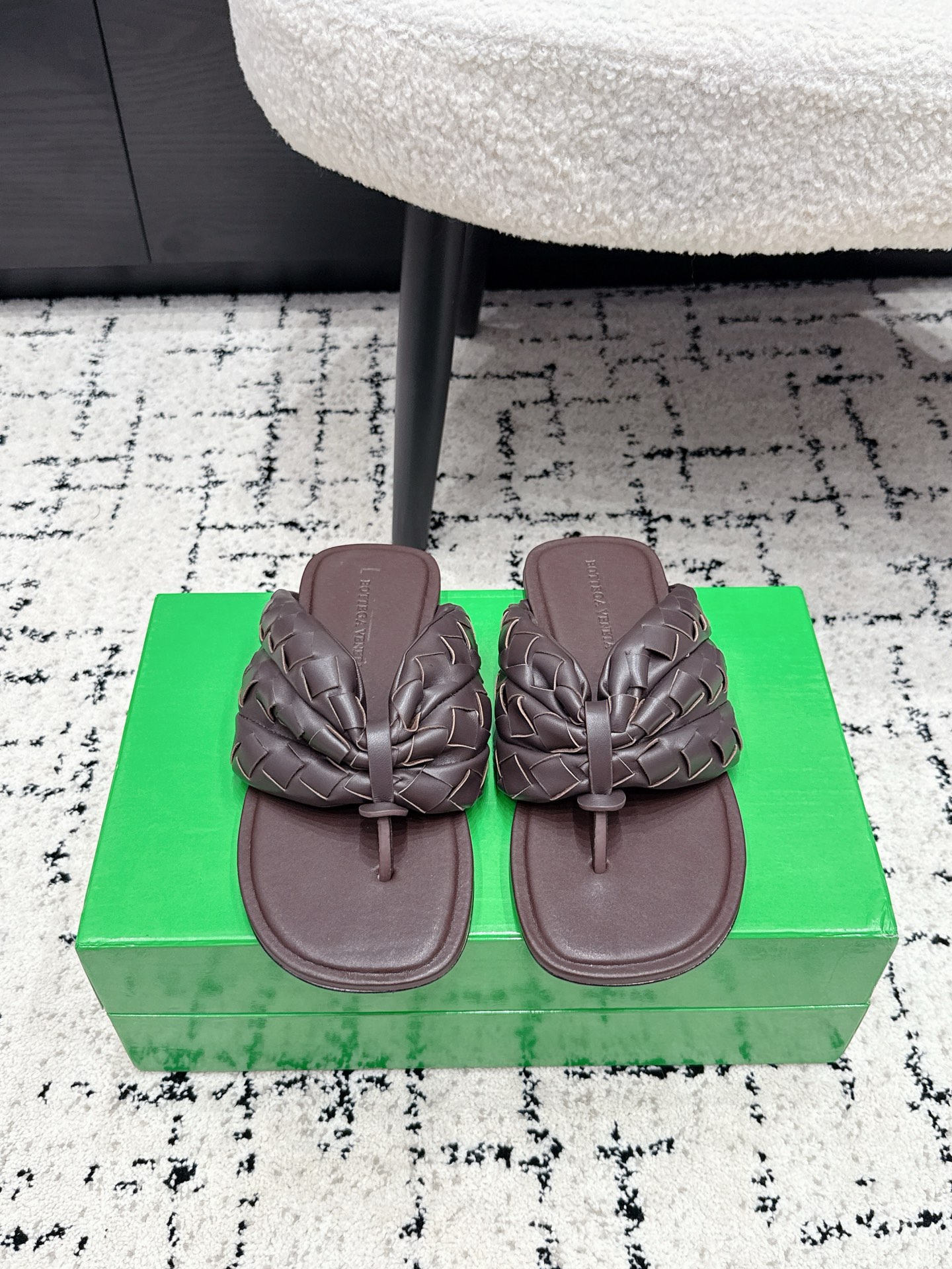 NO:869565,BV Sampieri Flat Thong 26/ New style flip-flops Bv sheepskin flip-flops, just in need of light luxury items in summer, carefully selected first-layer sheepskin, soft and waxy on the upper feet without grinding the toes, multi-layer braided flip-flops design, low-key recognition, square toe version to modify the foot shape, one-touch control at home and out, casual Italian-style relaxation. Fabric: lambskin, lining sheepskin, outsole, Italian genuine leather outsole/injection molded rubber technology  Size35-42 (customized 40 41 42), split-toe shoes, bottega veneta, slippers, sheepskin, Leather soles19860909BV Sampieri Flat Thong 26/ 新款 夹趾拖鞋 Bv羊皮人字拖,夏日刚需轻奢单品,甄选细腻头层羊皮,上脚软糯不磨趾,多层编织夹趾设计,低调辨识度拉满,方头版型修饰脚型,居家外出一键拿捏,随性穿出意式松弛感 面料小羊皮 内里羊皮 大底意大利真皮大底/注塑橡胶工艺 Size35-42（40 41 42定做）,分趾鞋,bottega veneta,slippers,sheepskin,Leather soles,Women's Shoes