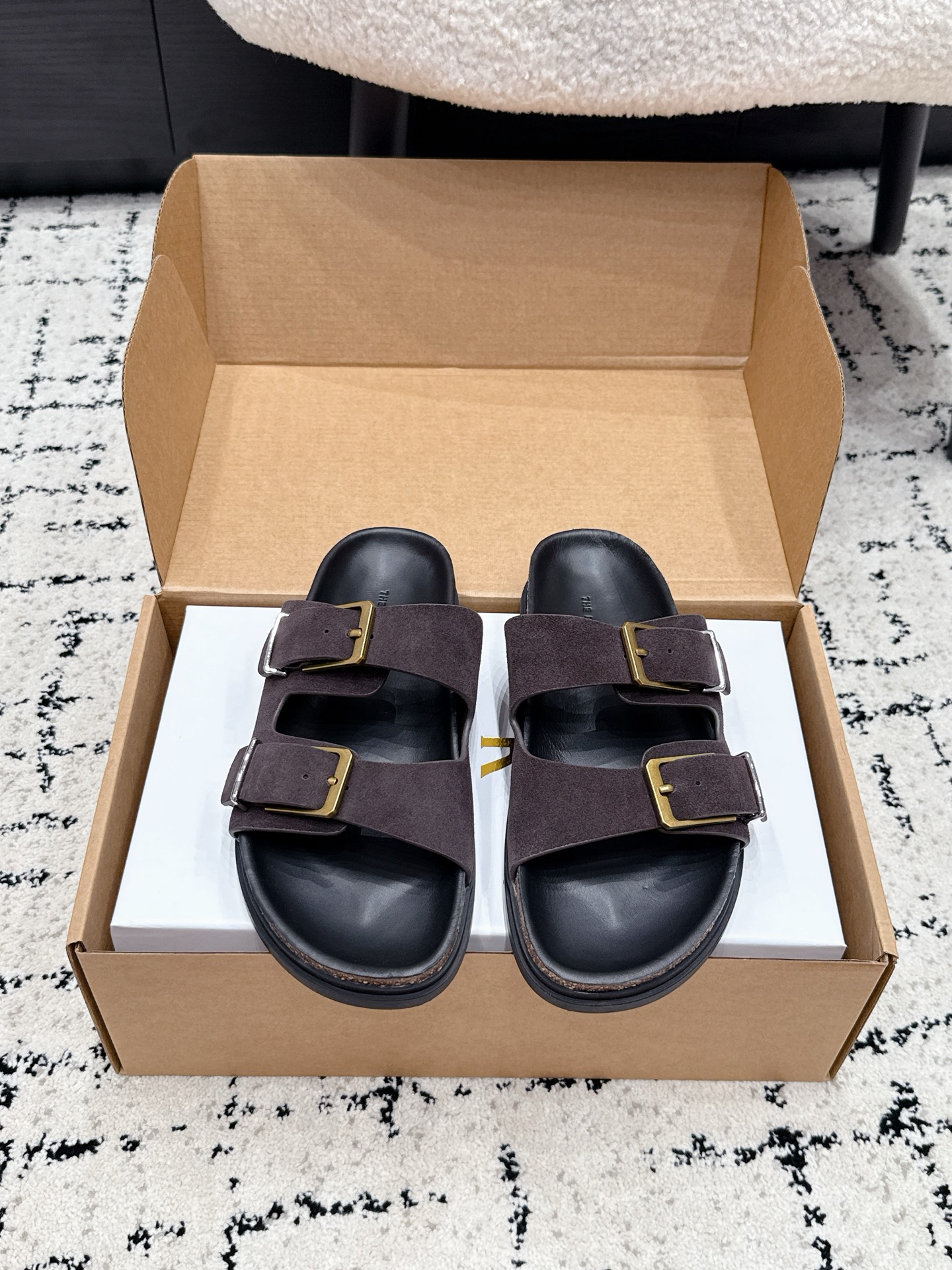 NO:869745,Guangdong purchasing agent grade The Row TR 26ss double-strap gold buckle simple slippers. Minimalist and relaxed, daily high-end and casual style are integrated into the shoes. Every step reveals unintentional laziness. The double-strap design bids farewell to unnecessary burdens. The low-key brand logo quietly shows the taste. The soft soles hide a full sense of comfort. Pair with casual shorts or floor-length wide-leg pants. It has a cool and relaxed minimalist high-end atmosphere. Suitable for people who prefer quiet texture and casual wear.  Basic style but with a high-end aura. Size 35～40 (customized for 40), slippers, slippers, shorts19860909莞产代购级 The Row TR 26ss双带金扣简约拖鞋 极简松弛日常高级与随性格调融入鞋履 每一步都透着毫不刻意的慵懒 双带设计告别多余累赘 低调品牌标识悄悄彰显品味 柔和鞋底里藏着满满的舒适感 配休闲短裤或是拖地阔腿裤 自带清冷松弛的极简高级氛围感 适合偏爱安静质感随性穿搭人群 基础款却自带高级气场 Size35～40（40定做）,拖鞋,slippers,shorts,Women's Shoes