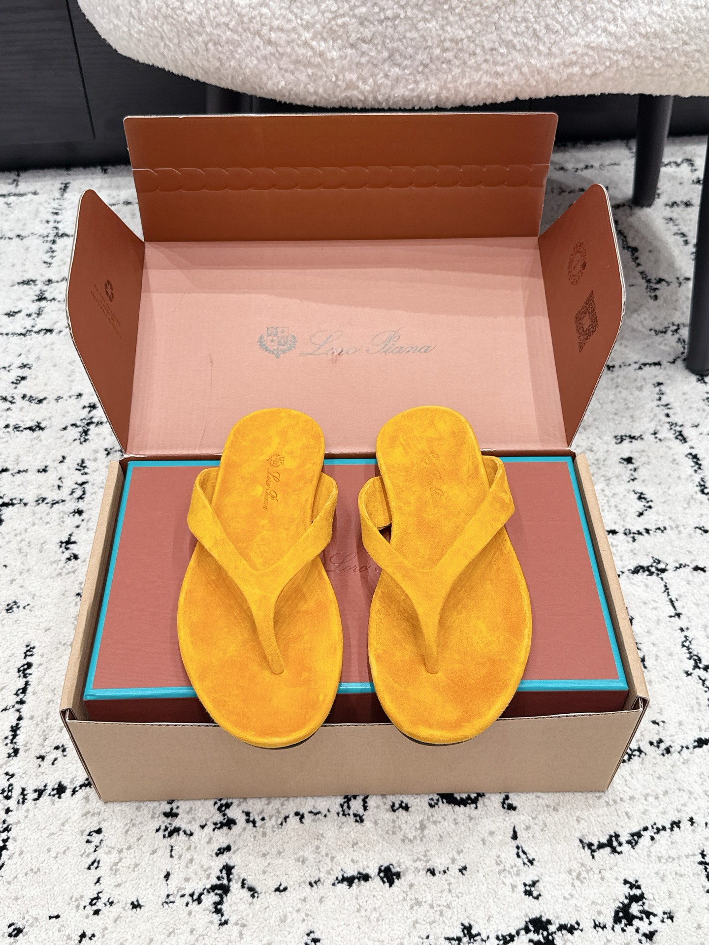 NO:869759,Guangdong purchasing agent Loro Piana 26ss new summer flat flip-flops. We make them from Quan Yangjing, not the frosted material in the market. It turns out that these are the flip-flops that are said to not tire your feet after walking 20,000 steps. They have both good looks and feel, and you will be completely lost as soon as you step on them. The minimalist design is eye-catching and durable, and it is a bonus when you wear it.  The soft and soft texture on the feet is outstanding. It does not scratch your feet and is very nice. It is matched with soft and waxy soles. It can be worn for daily use for a long time without getting tired. Who can resist a pair of versatile and good-looking loafers?  Don't be too elegant at all. The feel and texture of the feet are all right. The key is to make the legs look longer and not tire the feet. The main thing is that it is just right!  Material Imported Yangjing Midsole Imported Yangjing Outsole Original molded outsole Size #35-40 (40. Customization is not returnable), split-toe shoes, loro piana, loafers, sandals, slippers, sheep19860909莞产代购级 Loro Piana 诺悠翩雅 26ss夏季新款平底夹脚拖鞋人字拖 咱家做是全羊京 不是市场磨砂材质哈 原来这就是传说走两万步都不会累脚的夹脚凉鞋把颜值和脚感都拿捏住了,上脚一走就会被彻底沦陷～极简的设计吸睛耐看,穿搭加分项呀 软乎乎的脚感质感出众,不会磨脚就很nice搭配软软糯糯的鞋底,日常通行久穿不累哦 谁能拒绝得了一双百搭又好看的乐福鞋呢？简直不要太气质,脚感和质感都拿捏,关键是显腿长不累脚,主打的就是一个刚刚好！ 材质 进口羊京 中底 进口羊京 大底 原版开模大底 Size #35-40（40.定制不退换）,分趾鞋,loro piana,loafers,sandals,slippers,sheep,Women's Shoes