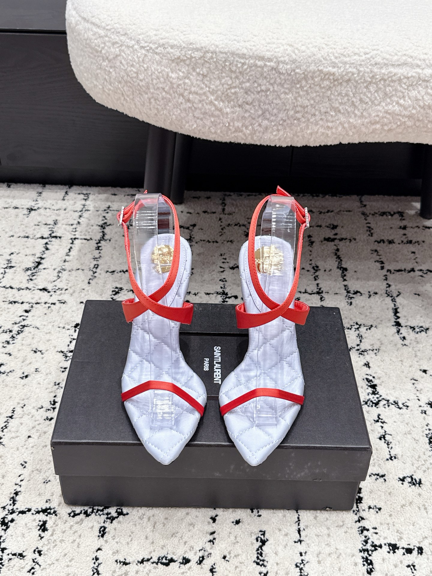 NO:885986,Saint Laurent 26/ YSL Saint Laurent metal letter logo high-heeled sandals. YSL sister’s beautiful high-heeled shoes. The YSL-style diamond high-heeled sandals are too killing me!  Pointed toe + slender heels + cross straps, it brings a pure and lustful atmosphere. Put your feet directly on your feet and pull your legs to 1.8 meters, and your aura is fully opened!  Fabric silk, lining silk, outsole leather outsole, heel height 10.5cm, Size35-41 (40 41 customized), high heels sandals, saint laurent, saint laurent, saint laurent, sandals, high heels, real silk, Leather soles19860909Saint Laurent 26/ YSL圣罗兰金属字母logo高跟凉鞋 YSL姐姐的美丽尤物高跟鞋.YSL风的菱格高跟凉鞋也太杀我了吧！尖头+细跟+交叉绑带,自带又纯又欲的氛围感上脚直接把腿拉到一米八,气场全开！ 面料真丝 内里真丝 大底真皮大底 跟高10.5cm Size35-41（40 41定做）,高跟鞋凉鞋,saint laurent,saint laurent,saint laurent,sandals,high heels,real silk,Leather soles,Women's Shoes