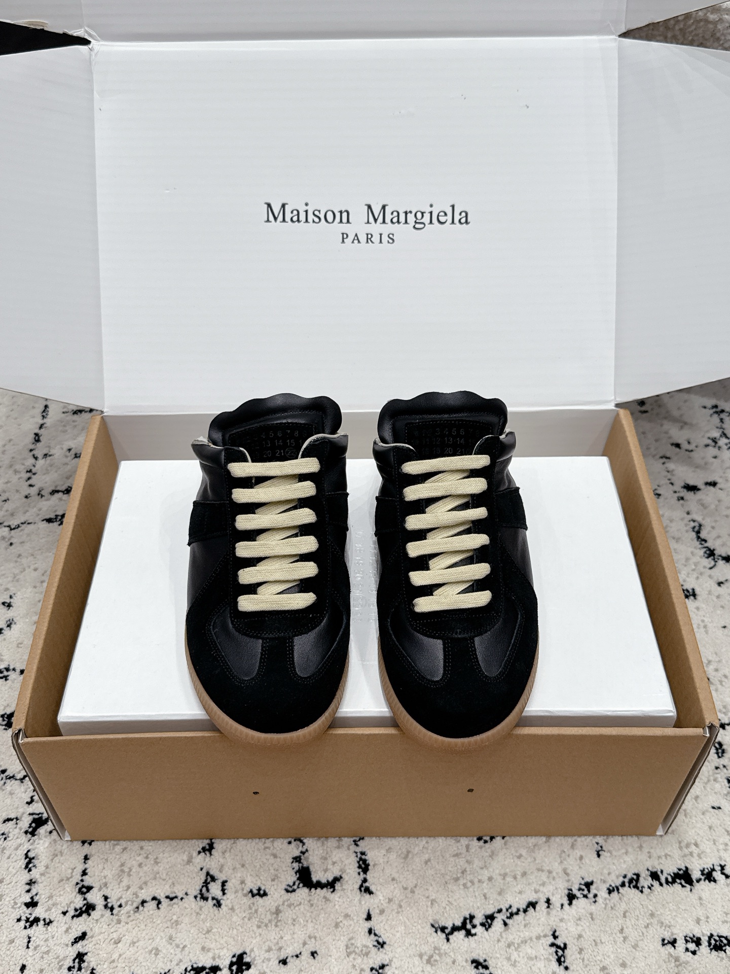 NO:877143,#couples model airplane box MaisonMargiela MM6 Margiela couple model moral training shoes casual sports shoes half slippers original purchase development production goods genius designer brand, a light luxury brand  This German training shoe continues the classic T-shaped leather splicing design. It has been carefully improved by the design team many times, just to allow you to experience the most original military taste~ The material is special material/cloth, the soft and delicate characteristics are combined with the fashionable cloth, making it ultra-soft and comfortable while maintaining good breathability ~ Comfort and texture go hand in hand, easy to wear in any combination in all seasons. The delivery counter is exquisitely packaged. The fabric is original custom-made imported cowhide and the lining is imported soft sheepskin.  Outsole original molded rubber material Size35-50 (female 40 41 male 45 46 47 customized) Note 48-50, casual shoes/sports shoes, masion margiela, masion margiela, sneakers, slippers, cowhide, sheepskin19860909#情侣款 飞机盒 MaisonMargiela MM6 马吉拉 情侣款 德训鞋 休闲 运动鞋 半拖鞋 原版购入开发 做货 鬼才设计师品牌,一个轻奢品牌 这一款德国训练鞋延续了经典的T形真皮拼接设计,经过设计团队多次的精心改良,只为让您体验最原始的军旅味道~材质特殊材料/布面,柔软细腻的特点与时尚潮流的布面相结合,使其既有超高的柔软舒适度,又同时保持不错的透气性能~舒适与质感并行,轻松驾驭四季穿着任何搭配 配送专柜精美包装 面料原版定制进口牛皮 内里进口柔软羊皮里 大底原版开模橡胶材质 Size35-50（女 40 41 男45 46 47定做） 注48-50,休闲鞋/运动鞋,masion margiela,masion margiela,sneakers,slippers,cowhide,sheepskin,Women's Shoes