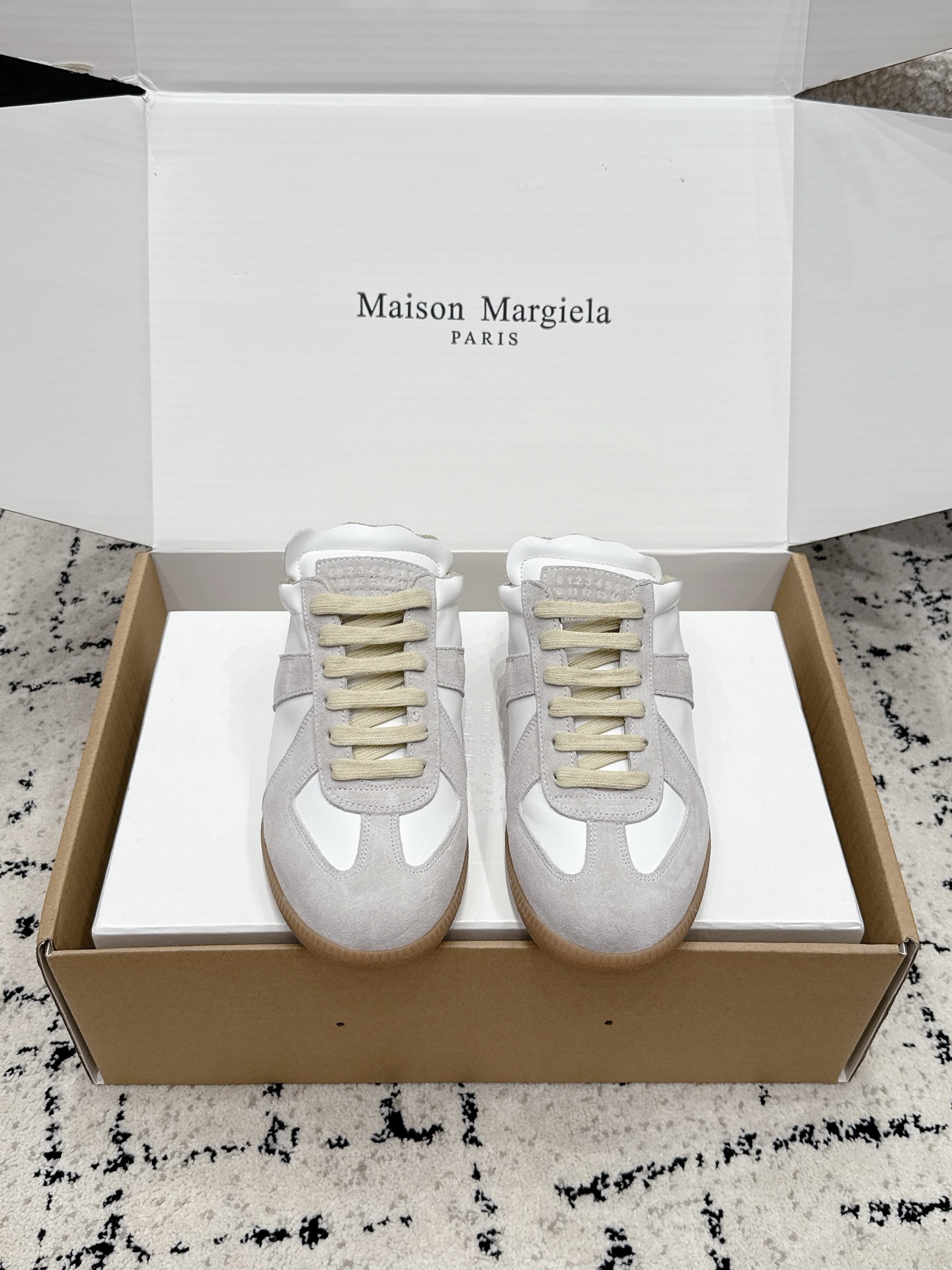 NO:877151,#couples model airplane box MaisonMargiela MM6 Margiela couple model moral training shoes casual sports shoes half slippers original purchase development production goods genius designer brand, a light luxury brand  This German training shoe continues the classic T-shaped leather splicing design. It has been carefully improved by the design team many times, just to allow you to experience the most original military taste~ The material is special material/cloth, the soft and delicate characteristics are combined with the fashionable cloth, making it ultra-soft and comfortable while maintaining good breathability ~ Comfort and texture go hand in hand, easy to wear in any combination in all seasons. The delivery counter is exquisitely packaged. The fabric is original custom-made imported cowhide and the lining is imported soft sheepskin.  Outsole original molded rubber material Size35-50 (Female 40 41 Male 45 46 47 Customized note 48-50, casual shoes/sports shoes, masion margiela, masion margiela, sneakers, slippers, cowhide, sheepskin19860909#情侣款 飞机盒 MaisonMargiela MM6 马吉拉 情侣款 德训鞋 休闲 运动鞋 半拖鞋 原版购入开发 做货 鬼才设计师品牌,一个轻奢品牌 这一款德国训练鞋延续了经典的T形真皮拼接设计,经过设计团队多次的精心改良,只为让您体验最原始的军旅味道~材质特殊材料/布面,柔软细腻的特点与时尚潮流的布面相结合,使其既有超高的柔软舒适度,又同时保持不错的透气性能~舒适与质感并行,轻松驾驭四季穿着任何搭配 配送专柜精美包装 面料原版定制进口牛皮 内里进口柔软羊皮里 大底原版开模橡胶材质 Size35-50（女 40 41 男45 46 47定做注48-50,休闲鞋/运动鞋,masion margiela,masion margiela,sneakers,slippers,cowhide,sheepskin,Women's Shoes