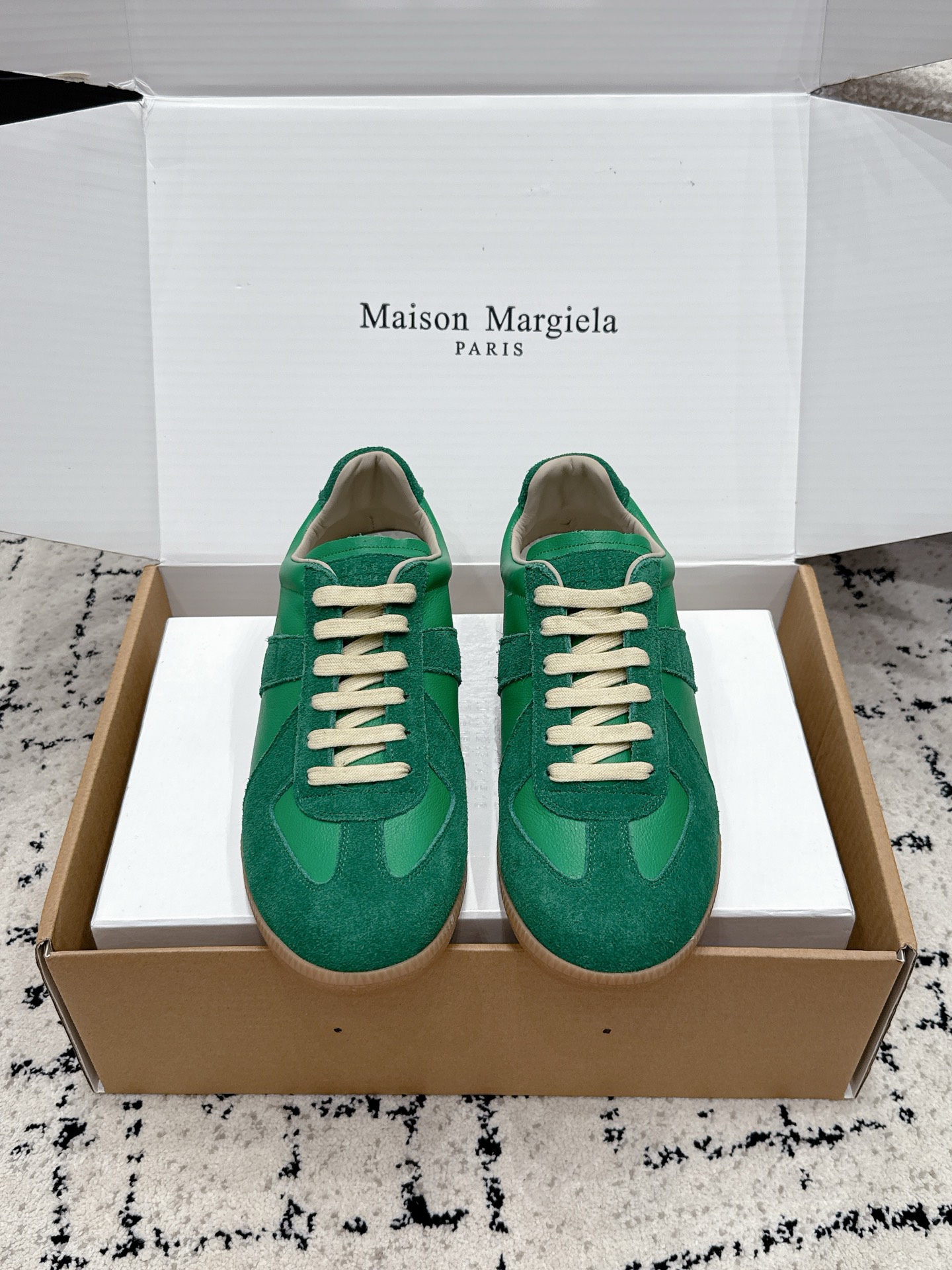 NO:877090,#couples model airplane box MaisonMargiela MM6 Margiela couple model moral training shoes casual sports shoes half slippers original purchase development production goods genius designer brand, a light luxury brand  This German training shoe continues the classic T-shaped leather splicing design. It has been carefully improved by the design team many times, just to allow you to experience the most original military taste~ The material is special material/cloth, the soft and delicate characteristics are combined with the fashionable cloth, making it ultra-soft and comfortable while maintaining good breathability ~ Comfort and texture go hand in hand, easy to wear in any combination in all seasons. The delivery counter is exquisitely packaged. The fabric is original custom-made imported cowhide and the lining is imported soft sheepskin.  Outsole original molded rubber material Size35-50 (female 40 41 male 45 46 47 customized) Note 48-50, casual shoes/sports shoes, masion margiela, masion margiela, sneakers, slippers, cowhide, sheepskin19860909#情侣款 飞机盒 MaisonMargiela MM6 马吉拉 情侣款 德训鞋 休闲 运动鞋 半拖鞋 原版购入开发 做货 鬼才设计师品牌,一个轻奢品牌 这一款德国训练鞋延续了经典的T形真皮拼接设计,经过设计团队多次的精心改良,只为让您体验最原始的军旅味道~材质特殊材料/布面,柔软细腻的特点与时尚潮流的布面相结合,使其既有超高的柔软舒适度,又同时保持不错的透气性能~舒适与质感并行,轻松驾驭四季穿着任何搭配 配送专柜精美包装 面料原版定制进口牛皮 内里进口柔软羊皮里 大底原版开模橡胶材质 Size35-50（女 40 41 男45 46 47定做） 注48-50,休闲鞋/运动鞋,masion margiela,masion margiela,sneakers,slippers,cowhide,sheepskin,Women's Shoes