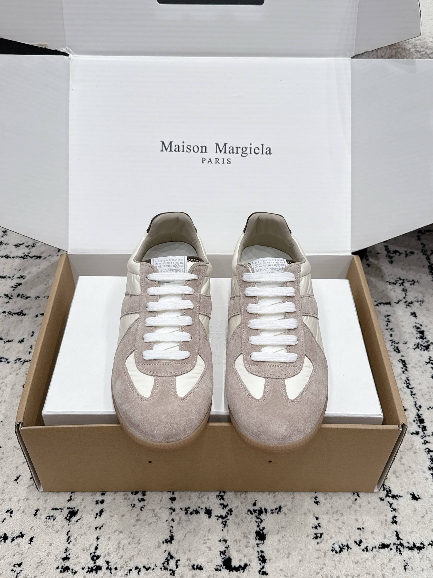 NO:877150,#couples model airplane box MaisonMargiela MM6 Margiela couple model moral training shoes casual sports shoes half slippers original purchase development production goods genius designer brand, a light luxury brand  This German training shoe continues the classic T-shaped leather splicing design. It has been carefully improved by the design team many times, just to allow you to experience the most original military taste~ The material is special material/cloth, the soft and delicate characteristics are combined with the fashionable cloth, making it ultra-soft and comfortable while maintaining good breathability ~ Comfort and texture go hand in hand, easy to wear in any combination in all seasons. The delivery counter is exquisitely packaged. The fabric is original custom-made imported cowhide and the lining is imported soft sheepskin.  Outsole original molded rubber material Size35-50 (female 40 41 male 45 46 47 customized) Note 48-50, casual shoes/sports shoes, masion margiela, masion margiela, sneakers, slippers, cowhide, sheepskin19860909#情侣款 飞机盒 MaisonMargiela MM6 马吉拉 情侣款 德训鞋 休闲 运动鞋 半拖鞋 原版购入开发 做货 鬼才设计师品牌,一个轻奢品牌 这一款德国训练鞋延续了经典的T形真皮拼接设计,经过设计团队多次的精心改良,只为让您体验最原始的军旅味道~材质特殊材料/布面,柔软细腻的特点与时尚潮流的布面相结合,使其既有超高的柔软舒适度,又同时保持不错的透气性能~舒适与质感并行,轻松驾驭四季穿着任何搭配 配送专柜精美包装 面料原版定制进口牛皮 内里进口柔软羊皮里 大底原版开模橡胶材质 Size35-50（女 40 41 男45 46 47定做） 注48-50,休闲鞋/运动鞋,masion margiela,masion margiela,sneakers,slippers,cowhide,sheepskin,Women's Shoes
