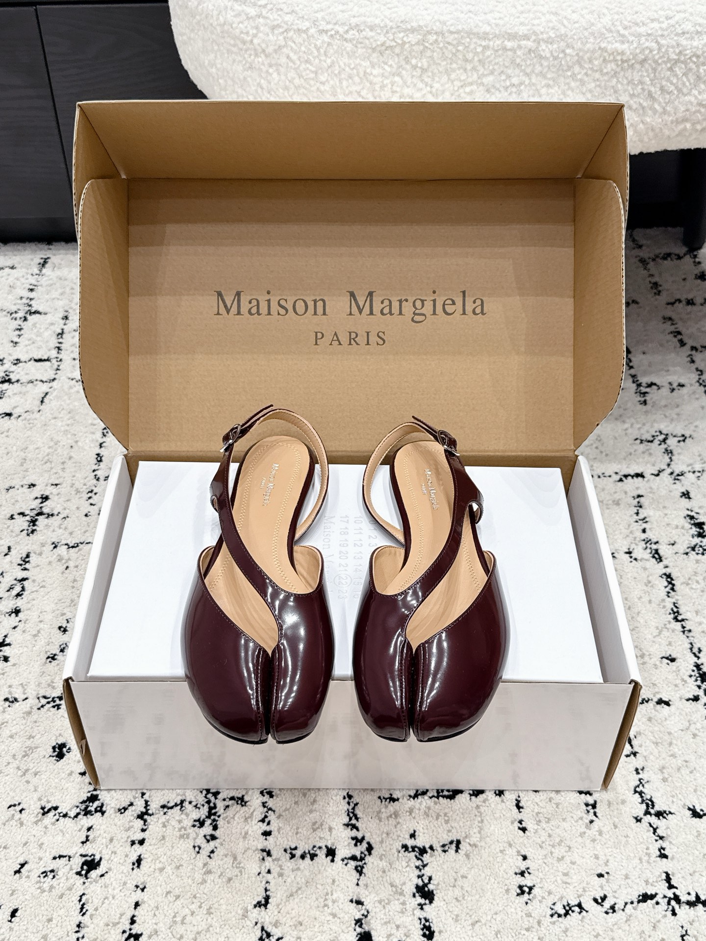 NO:875832,Maison Margiel*26/ Summer new style split-toe flat sandals. The iconic split-toe cut is the soul design of the entire pair of shoes. The retro round toe line is soft and rounded. It is paired with side hollows and a thin buckle strap on the heel to easily outline the beautiful lines of the ankle, with a French lazy retro style.  The matching level is suitable for a variety of daily wear. Pair it with drapey suit pants to create a casual commuting look. Pair it with a cotton and linen skirt or a floral dress to show a gentle atmosphere. It can also be easily matched with denim shorts for daily use. It can be used in all kinds of commuting, outings and dating scenarios. Fabric: Open-label beaded cowhide. Lining: cowhide. Outsole. Original open-molded outsole. Size 35-40 (40 size customization is non-refundable). Split-toe shoes, sandals, skirts, shorts, business suits, cowhide19860909Maison Margiel*26/ 夏季新款分趾后空平底凉鞋 鞋身标志性分趾剪裁是整双鞋的灵魂设计,复古圆头线条柔和圆润,搭配侧边镂空与后跟细扣绊带,轻松勾勒脚踝优美线条,自带法式慵懒复古格调. 搭配层面适配多种日常穿搭,搭配垂感西装裤打造随性通勤造型,搭配棉麻半身裙或是碎花连衣裙尽显温柔氛围感,日常搭配牛仔短裤也能轻松出彩,通勤出游约会各类场景都能驾驭. 面料开标珠牛皮 内里牛皮 大底原版开模大底 size35-40码（40码定制不退换）,分趾鞋,sandals,skirts,shorts,business suit,cowhide,Women's Shoes