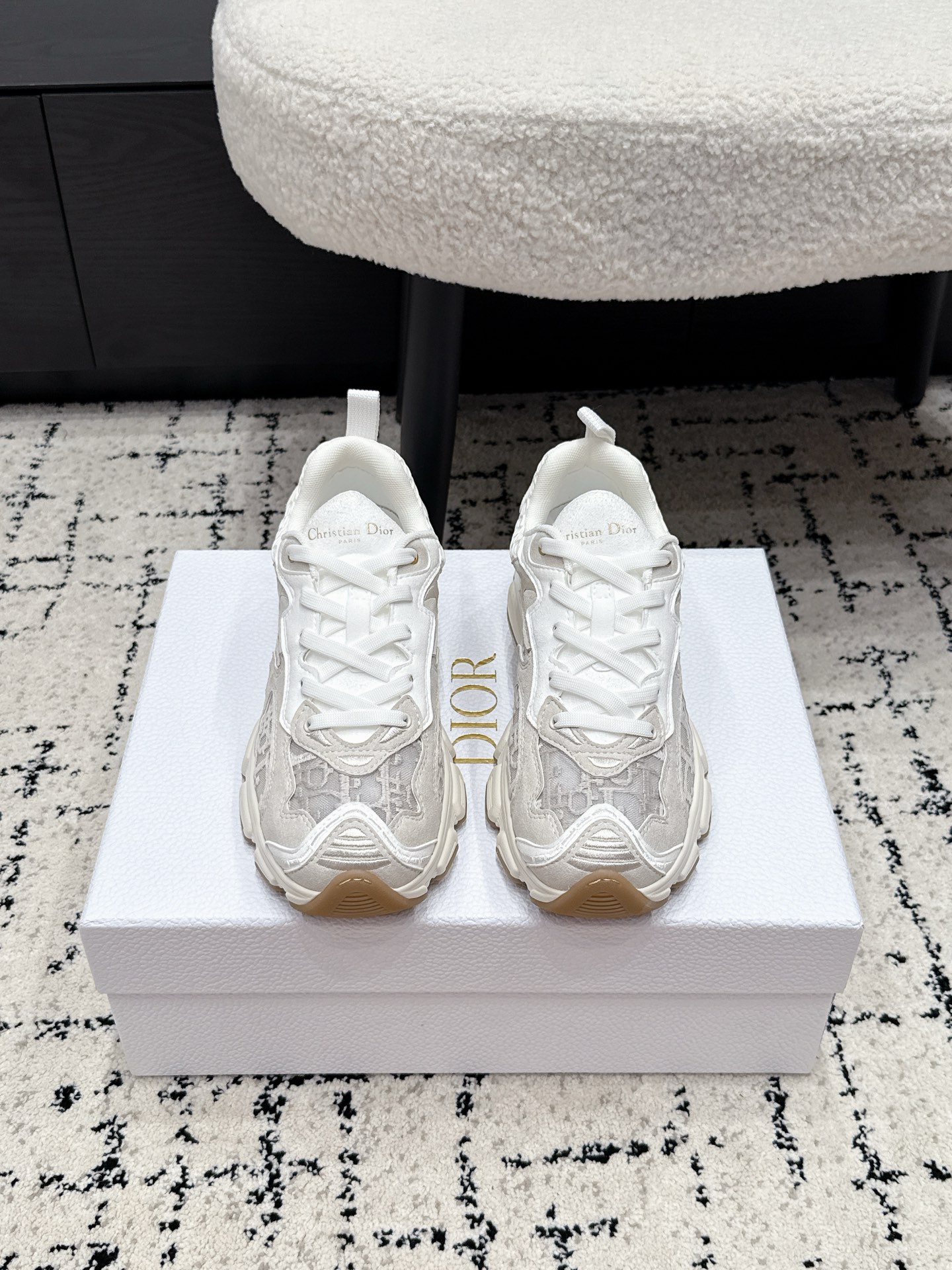 NO:875835,Dior Dior 26/ Early Spring Classic Presbyopia Low-top Sneakers Dior classic presbyopia low-top sneakers, technical fabric main color + presbyopia pattern, highly recognizable!  The upper is made of synthetic leather and mesh, which is breathable and durable. The thick sole design has perfect cushioning power, which is suitable for daily wear or light exercise. There are Dior logos on the tongue and side of the shoe, with exquisite details and full fashion sense!  Upper technical fabric + calfskin, breathable mesh lining, original open-molded TPU shock-absorbing outsole!  Size35-42 (40.41.42 custom-made, non-refundable), dad shoes, dior, dior, sneakers, cowhide19860909Dior 迪奥 26/ 早春 经典老花低帮运动鞋 Dior经典老花低帮运动鞋,科技面料主色调+老花图案,辨识度超高！鞋面采用合成革和网布,透气又耐穿,厚底设计缓震力满分,日常穿搭或轻运动都很OK.鞋舌和鞋侧有Dior标志,细节精致,时尚感拉满！ 鞋面科技面料+小牛皮 内里透气网 大底原版开模TPU减震大底！ Size35-42（40.41.42订做不退换）,老爹鞋,dior,dior,sneakers,cowhide,Women's Shoes