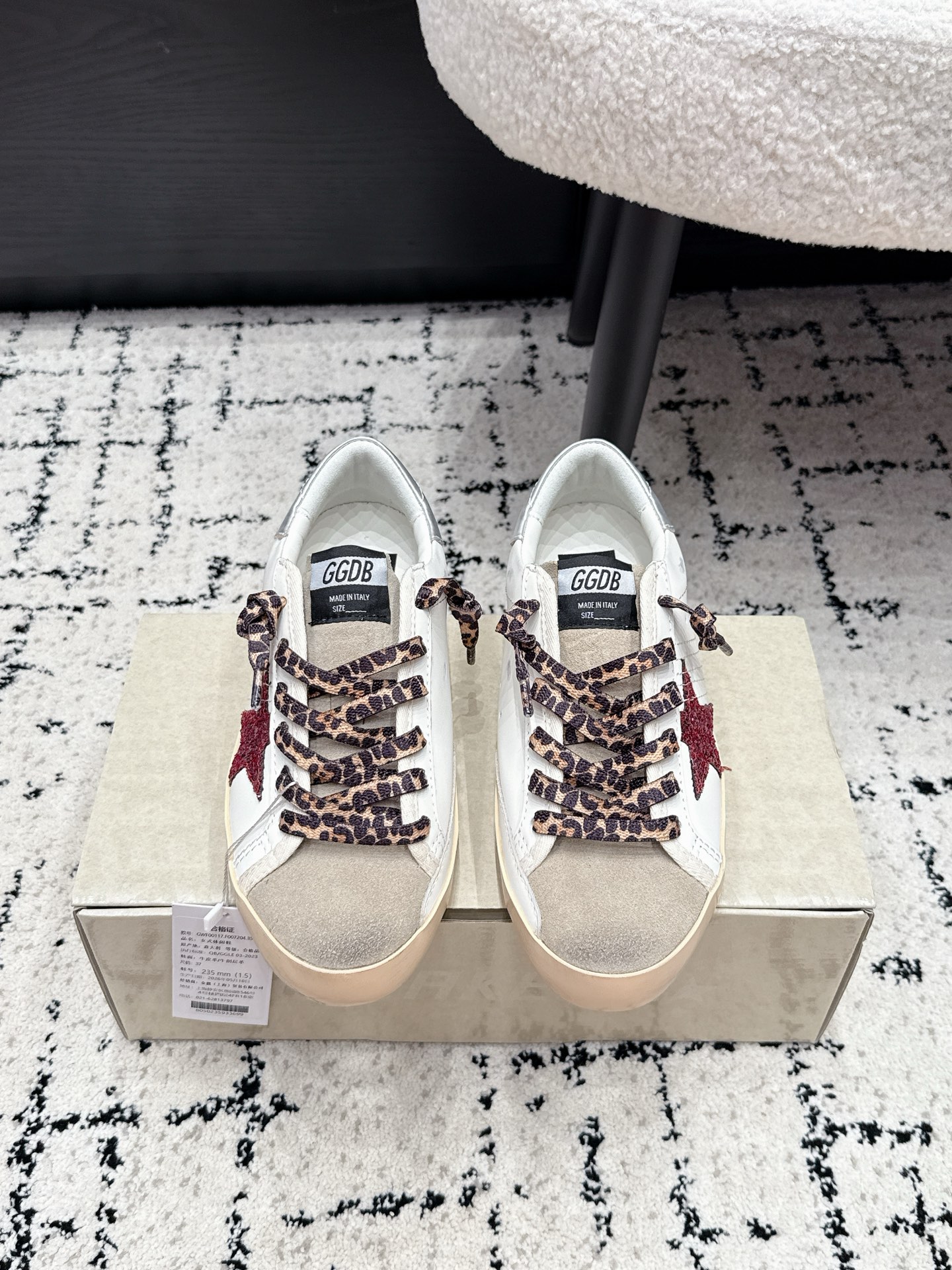 NO:875810,GGD*26/ Summer new style distressed shoes with silver stars. These distressed sneakers continue the retro style of classic star shoes. The side is inlaid with diamond-filled silver five-pointed stars as a visual highlight. The fine glitter has its own shimmer in the light. It is paired with flat shoelaces of the same color. The retro distressed beige rubber soles restore a casual and lazy old-fashioned atmosphere. The shoe compartment has a built-in invisible inner heightening design of four centimeters, which can quietly modify the figure without revealing the traces of thick soles.  The outfit is suitable for all-season diversified dressing ideas. It is easy to wear with straight jeans for daily Korean casual atmosphere. Put on a high-waisted denim skirt to create a neat hot girl outfit. Fabric cowhide leather lining Outsole original molded outsole size 35-40 (40 size customization is non-returnable), casual shoes/sports shoes, sneakers, skirts, jeans, cowhide19860909GGD*26/ 夏季新款闪银星星做旧版鞋 这款做旧板鞋延续经典星星鞋的复古调性,侧身镶嵌满钻闪银五角星作为视觉亮点,细碎闪片在光线里自带细碎光泽,搭配同色系扁平鞋带,复古做旧米黄橡胶鞋底还原随性慵懒的做旧氛围,鞋仓内置整整四公分隐形内增高设计,不露厚底痕迹就能悄悄修饰身形. 穿搭适配全季多元穿搭思路,日常搭配直筒牛仔裤轻松穿出韩系休闲氛围感,换上高腰牛仔短裙可以打造利落辣妹穿搭. 面料牛皮 内里牛皮 大底原版开模大底 size35-40码（40码定制不退换）,休闲鞋/运动鞋,sneakers,skirts,jeans,cowhide,Women's Shoes