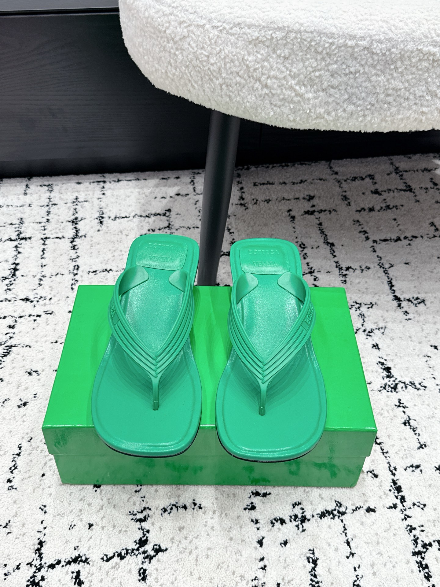 NO:875821,BV Sampieri Flat Thong 26/ New style thong high heel slippers Bv sheepskin flip flops, a must-have light luxury item in summer, carefully selected first-layer sheepskin, soft and non-grinding on the feet, multi-layer braided thong design, low-key recognition, available in green/white/black three colors, square toe version to modify the foot shape, one-touch control at home and out, casual Italian-style relaxation. The fabric is made of high-quality TPU rubber  Sheepskin lining, Italian genuine leather outsole, heel height 5cm, Size 35-42 (female 40 41 42, custom made, non-returnable), split-toe shoes, bottega veneta, slippers, sheepskin, Leather soles19860909BV Sampieri Flat Thong 26/ 新款 夹趾高跟拖鞋 Bv羊皮人字拖,夏日刚需轻奢单品,甄选细腻头层羊皮,上脚软糯不磨趾,多层编织夹趾设计,低调辨识度拉满,绿/白/黑三色任选,方头版型修饰脚型,居家外出一键拿捏,随性穿出意式松弛感 面料选用优质TPU橡胶 内里羊皮 大底意大利真皮大底 跟高5cm Size35-42（女40 41 42 定做不退换）,分趾鞋,bottega veneta,slippers,sheepskin,Leather soles,Women's Shoes