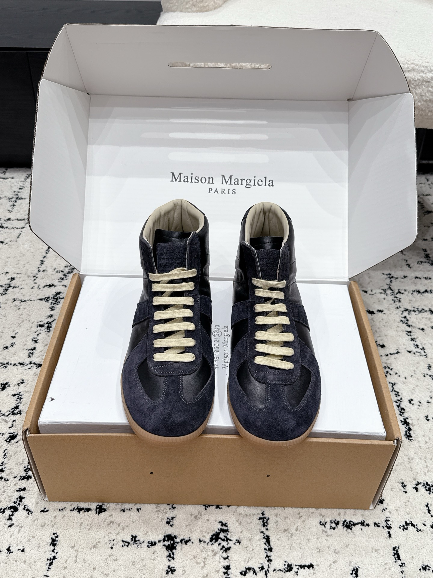 NO:877118,#Men's Airplane Box MaisonMargiela MM6 Margiela Couple's Model Moral Shoes Casual Sports Shoes Original Purchase and Development Production A Genius Designer Brand, a Light Luxury Brand  This German training shoe continues the classic T-shaped leather splicing design. It has been carefully improved by the design team many times, just to allow you to experience the most original military taste~ The material is special material/cloth, the soft and delicate characteristics are combined with the fashionable cloth, making it ultra-soft and comfortable while maintaining good breathability ~ Comfort and texture go hand in hand, easy to wear in any combination in all seasons. The delivery counter is exquisitely packaged. The fabric is original custom-made imported cowhide and the lining is imported soft sheepskin.  Outsole original molded rubber material Size39-50 (customized for men 45 46 47) Note 48-50, casual shoes/sports shoes, masion margiela, masion margiela, sneakers, cowhide, sheepskin19860909#男款 飞机盒 MaisonMargiela MM6 马吉拉 情侣款 德训鞋 休闲 运动鞋 原版购入开发 做货 鬼才设计师品牌,一个轻奢品牌 这一款德国训练鞋延续了经典的T形真皮拼接设计,经过设计团队多次的精心改良,只为让您体验最原始的军旅味道~材质特殊材料/布面,柔软细腻的特点与时尚潮流的布面相结合,使其既有超高的柔软舒适度,又同时保持不错的透气性能~舒适与质感并行,轻松驾驭四季穿着任何搭配 配送专柜精美包装 面料原版定制进口牛皮 内里进口柔软羊皮里 大底原版开模橡胶材质 Size39-50（男45 46 47定做） 注48-50,休闲鞋/运动鞋,masion margiela,masion margiela,sneakers,cowhide,sheepskin,Women's Shoes