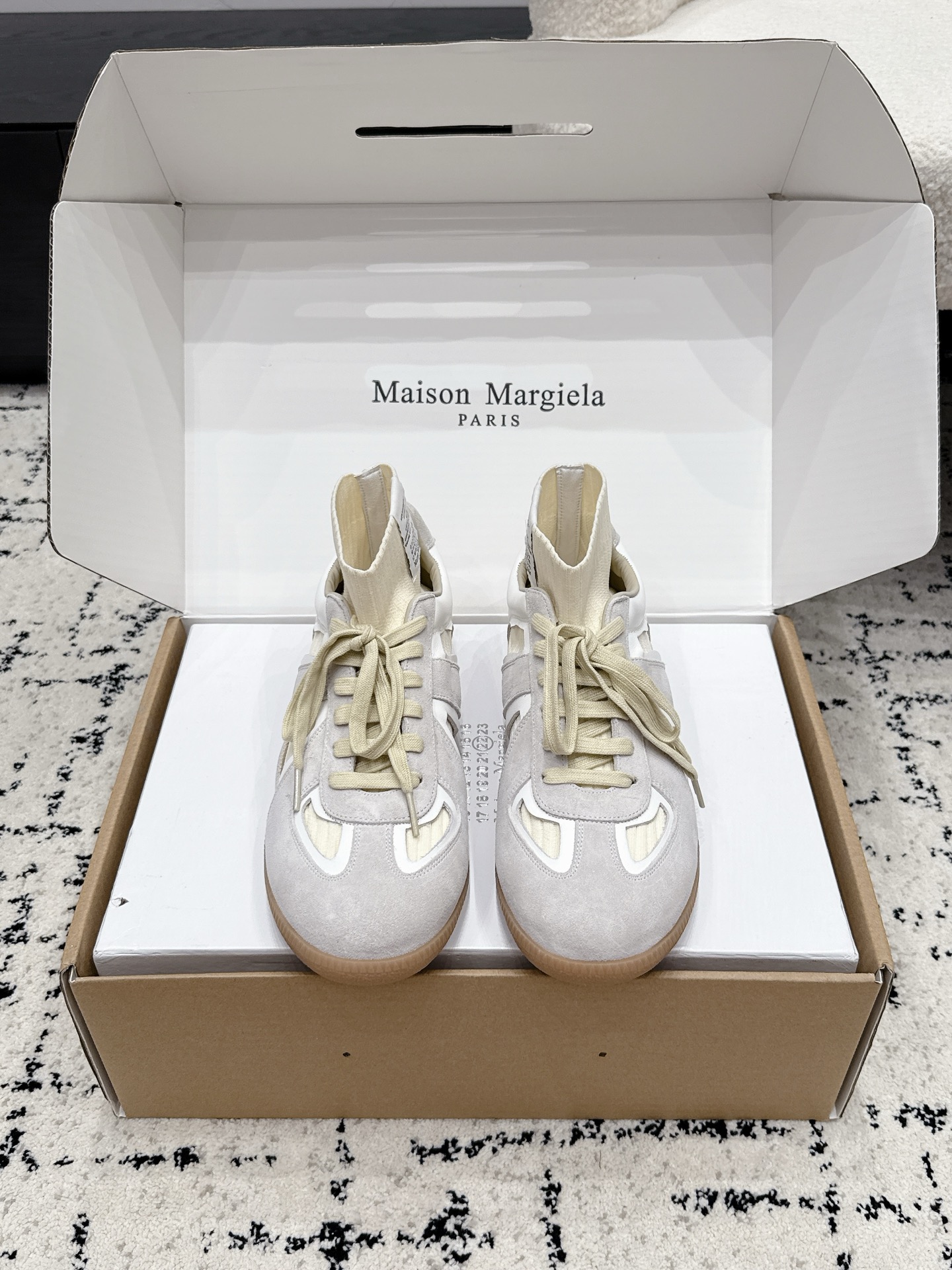 NO:877158,#couples model airplane box MaisonMargiela MM6 Margiela couple model moral training shoes casual sports shoes original purchase and development production of genius designer brand, an affordable luxury brand  This German training shoe continues the classic T-shaped leather splicing design. It has been carefully improved by the design team many times, just to allow you to experience the most original military taste~ The material is special material/cloth, the soft and delicate characteristics are combined with the fashionable cloth, making it ultra-soft and comfortable while maintaining good breathability ~ Comfort and texture go hand in hand, easy to wear in any combination in all seasons. The delivery counter is exquisitely packaged. The fabric is original custom-made imported cowhide and the lining is imported soft sheepskin.  Outsole original molded rubber material Size35-50 (female 40 41 male 45 46 47 customized) Note 48-50, casual shoes/sports shoes, masion margiela, masion margiela, sneakers, cowhide, sheepskin19860909#情侣款 飞机盒 MaisonMargiela MM6 马吉拉 情侣款 德训鞋 休闲 运动鞋 原版购入开发 做货 鬼才设计师品牌,一个轻奢品牌 这一款德国训练鞋延续了经典的T形真皮拼接设计,经过设计团队多次的精心改良,只为让您体验最原始的军旅味道~材质特殊材料/布面,柔软细腻的特点与时尚潮流的布面相结合,使其既有超高的柔软舒适度,又同时保持不错的透气性能~舒适与质感并行,轻松驾驭四季穿着任何搭配 配送专柜精美包装 面料原版定制进口牛皮 内里进口柔软羊皮里 大底原版开模橡胶材质 Size35-50（女40 41男45 46 47定做） 注48-50,休闲鞋/运动鞋,masion margiela,masion margiela,sneakers,cowhide,sheepskin,Women's Shoes