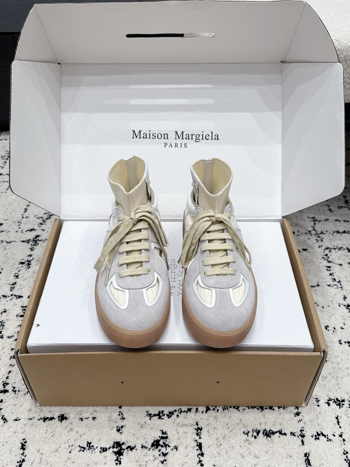 NO:877088,#women's airplane box MaisonMargiela MM6 Margiela couple's moral training shoes casual sports shoes original purchase and development production of genius designer brand, an affordable luxury brand  This German training shoe continues the classic T-shaped leather splicing design. It has been carefully improved by the design team many times, just to allow you to experience the most original military taste~ The material is special material/cloth, the soft and delicate characteristics are combined with the fashionable cloth, making it ultra-soft and comfortable while maintaining good breathability ~ Comfort and texture go hand in hand, easy to wear in any combination in all seasons. The delivery counter is exquisitely packaged. The fabric is original custom-made imported cowhide and the lining is imported soft sheepskin.  Outsole original molded rubber material Size35-40 (customized for 40), casual shoes/sports shoes, masion margiela, masion margiela, sneakers, cowhide, sheepskin19860909#女款 飞机盒 MaisonMargiela MM6 马吉拉 情侣款 德训鞋 休闲 运动鞋 原版购入开发 做货 鬼才设计师品牌,一个轻奢品牌 这一款德国训练鞋延续了经典的T形真皮拼接设计,经过设计团队多次的精心改良,只为让您体验最原始的军旅味道~材质特殊材料/布面,柔软细腻的特点与时尚潮流的布面相结合,使其既有超高的柔软舒适度,又同时保持不错的透气性能~舒适与质感并行,轻松驾驭四季穿着任何搭配 配送专柜精美包装 面料原版定制进口牛皮 内里进口柔软羊皮里 大底原版开模橡胶材质 Size35-40（40定做）,休闲鞋/运动鞋,masion margiela,masion margiela,sneakers,cowhide,sheepskin,Women's Shoes