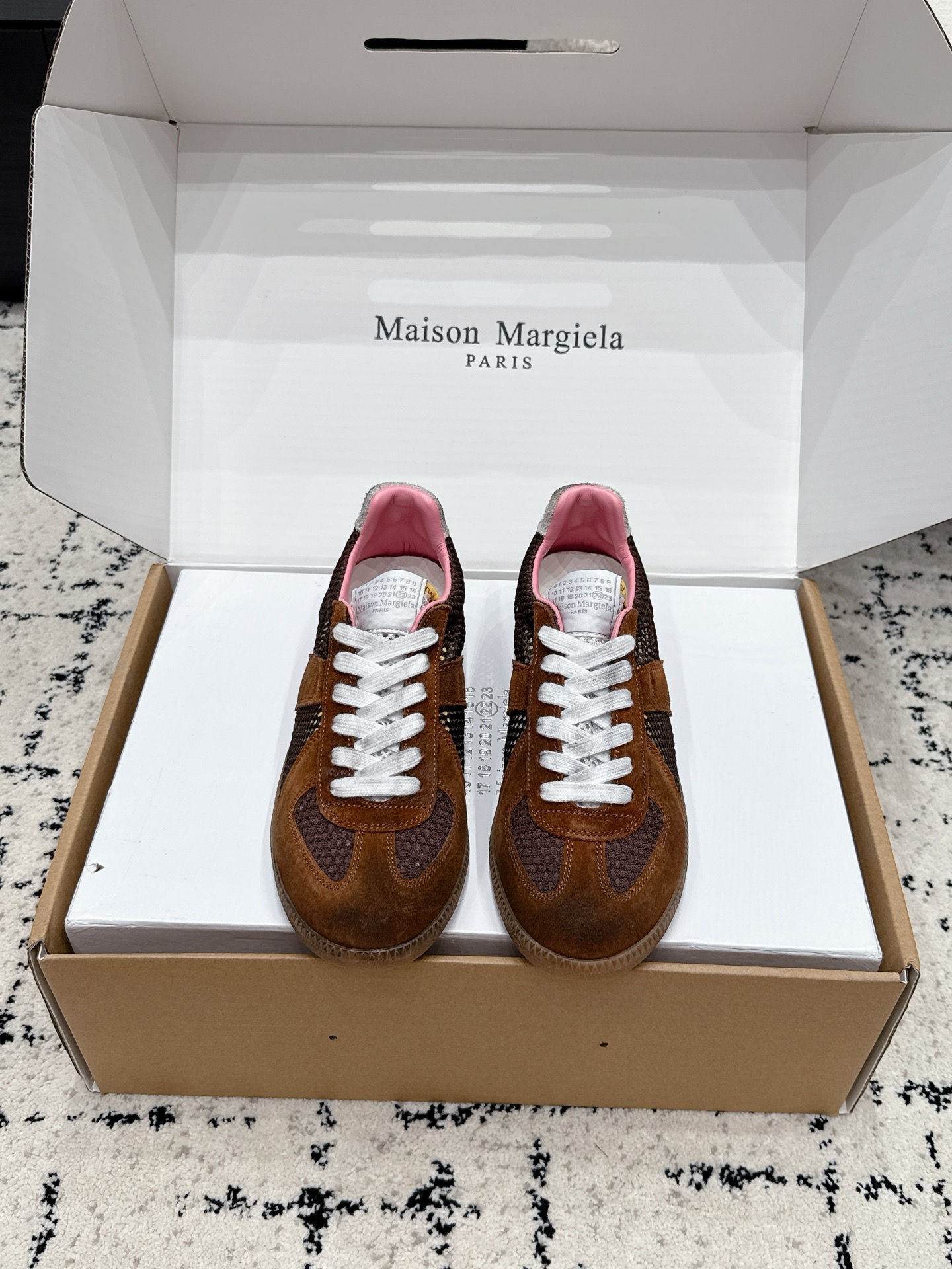 NO:877096,#couples model airplane box MaisonMargiela MM6 Margiela couple model moral training shoes casual sports shoes original purchase and development production of genius designer brand, an affordable luxury brand  This German training shoe continues the classic T-shaped leather splicing design. It has been carefully improved by the design team many times, just to allow you to experience the most original military taste~ The material is special material/cloth, the soft and delicate characteristics are combined with the fashionable cloth, making it ultra-soft and comfortable while maintaining good breathability ~ Comfort and texture go hand in hand, easy to wear in any combination in all seasons. The delivery counter is exquisitely packaged. The fabric is original custom-made imported cowhide and the lining is imported soft sheepskin.  Outsole original molded rubber material Size35-50 (female 40 41 male 45 46 47 customized) Note 48-50, casual shoes/sports shoes, masion margiela, masion margiela, sneakers, cowhide, sheepskin19860909#情侣款 飞机盒 MaisonMargiela MM6 马吉拉 情侣款 德训鞋 休闲 运动鞋 原版购入开发 做货 鬼才设计师品牌,一个轻奢品牌 这一款德国训练鞋延续了经典的T形真皮拼接设计,经过设计团队多次的精心改良,只为让您体验最原始的军旅味道~材质特殊材料/布面,柔软细腻的特点与时尚潮流的布面相结合,使其既有超高的柔软舒适度,又同时保持不错的透气性能~舒适与质感并行,轻松驾驭四季穿着任何搭配 配送专柜精美包装 面料原版定制进口牛皮 内里进口柔软羊皮里 大底原版开模橡胶材质 Size35-50（女40 41男45 46 47定做） 注48-50,休闲鞋/运动鞋,masion margiela,masion margiela,sneakers,cowhide,sheepskin,Women's Shoes