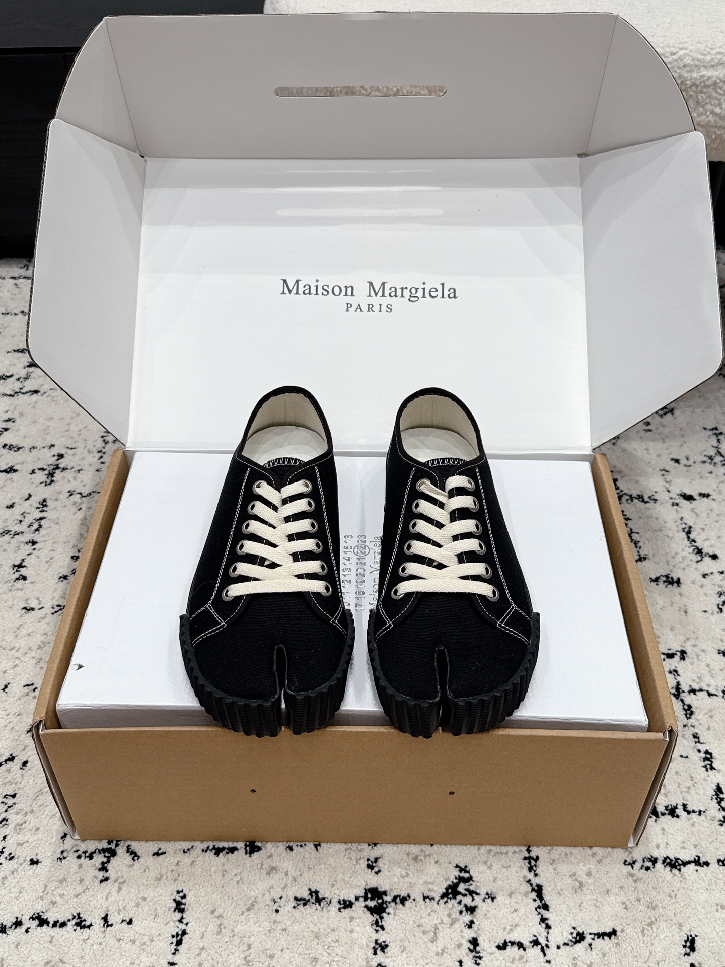 NO:877112,#couples model airplane box Maison Margiela Margiela 26/ pig feet split toe biscuit shoes couple model canvas casual shoes super personalized design, bohemian love boy, put it on, you will be the most fashionable boy many people call it smoking shoes  It can be clamped, and some people call it pig's trotters shoes. They are super cool for couples. They are very versatile and very fashionable. They are popular on the streets. I will not introduce the materials, craftsmanship and workmanship in detail one by one. Anyway, let's leave it to what the counters say. The upper is made of encrypted rubberized canvas, and the lining is comfortable twill cotton. The foot pads are made of cowhide. The multi-layered split-toe outsole is assembled by hand. It is quite time-consuming and the labor cost is several times that of ordinary shoes.  Size35-46 (female 40, male 45 46 customized), split-toe casual shoes/sports shoes, masion margiela, sneakers, cowhide19860909#情侣款 飞机盒 Maison Margiela 马吉拉 26/ 猪脚 分趾 饼干鞋 情侣款 帆布 休闲鞋 超个性的设计,放荡不羁爱少年,穿上它,就是最时髦的少年 很多人叫它吸烟鞋 可以夹住,也有人叫它猪蹄鞋~情侣款,这款配情侣出去超级炫酷,很百搭很街头,很潮,拉风到炸街,材料,工艺,做工就不一一详细介绍了,反正专柜咋样咱就咋样,鞋面采用加密过胶帆布,内里为舒适斜纹棉,垫脚牛皮 纯手工组装多层打磨合分趾大底.相当费时间,人工费是普通鞋的好几倍 Size35-46（女40 男45 46定做）,分趾鞋休闲鞋/运动鞋,masion margiela,sneakers,cowhide,Women's Shoes
